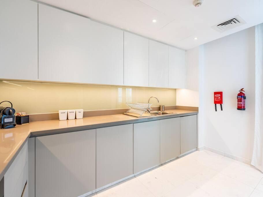 Spacious With Spectacular Burj Khalifa Views * Dubai