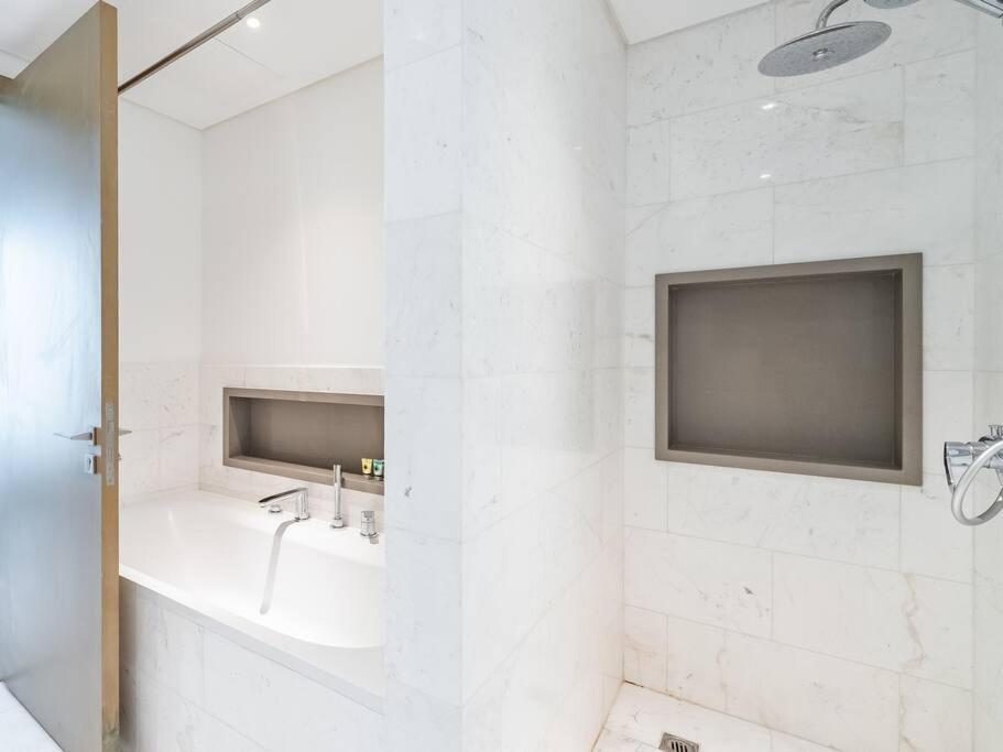 Spacious With Spectacular Burj Khalifa Views * Dubai