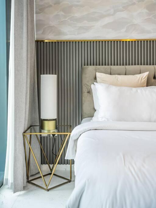 Spacious With Spectacular Burj Khalifa Views Dubai