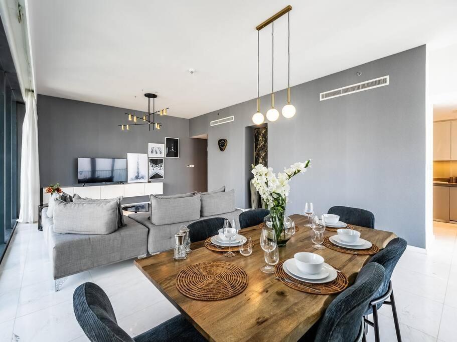 Spacious With Spectacular Burj Khalifa Views