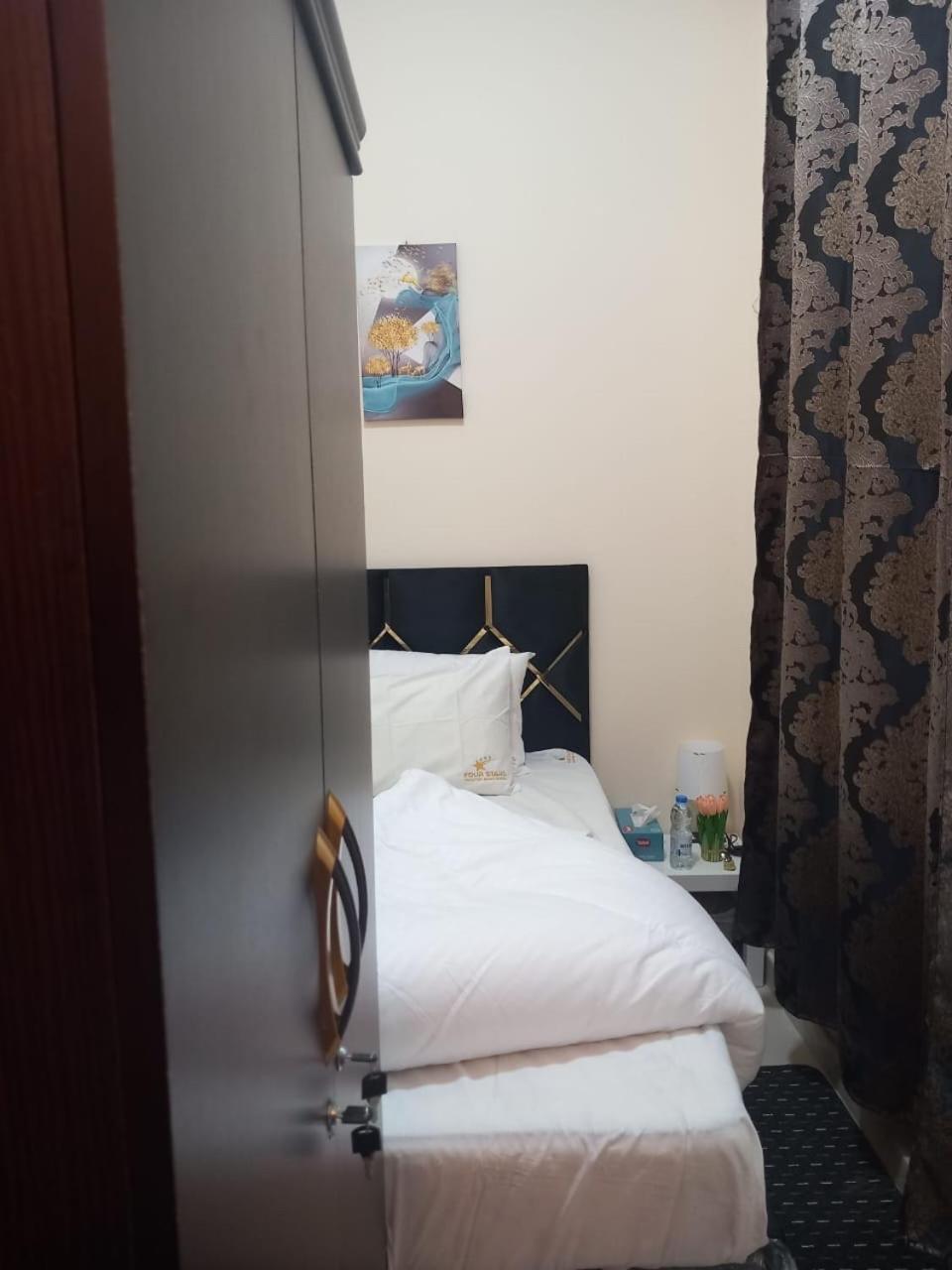 Four Stars Hostel *