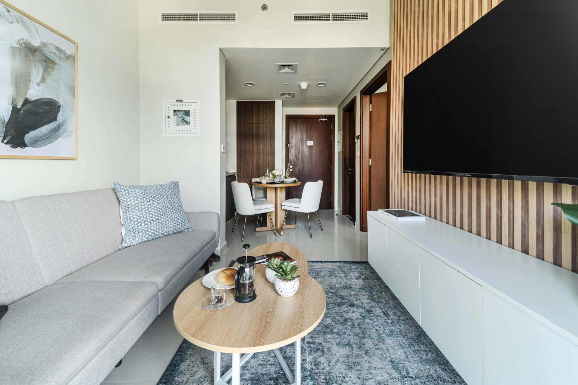 Frank Porter - Reva Apartment Dubai