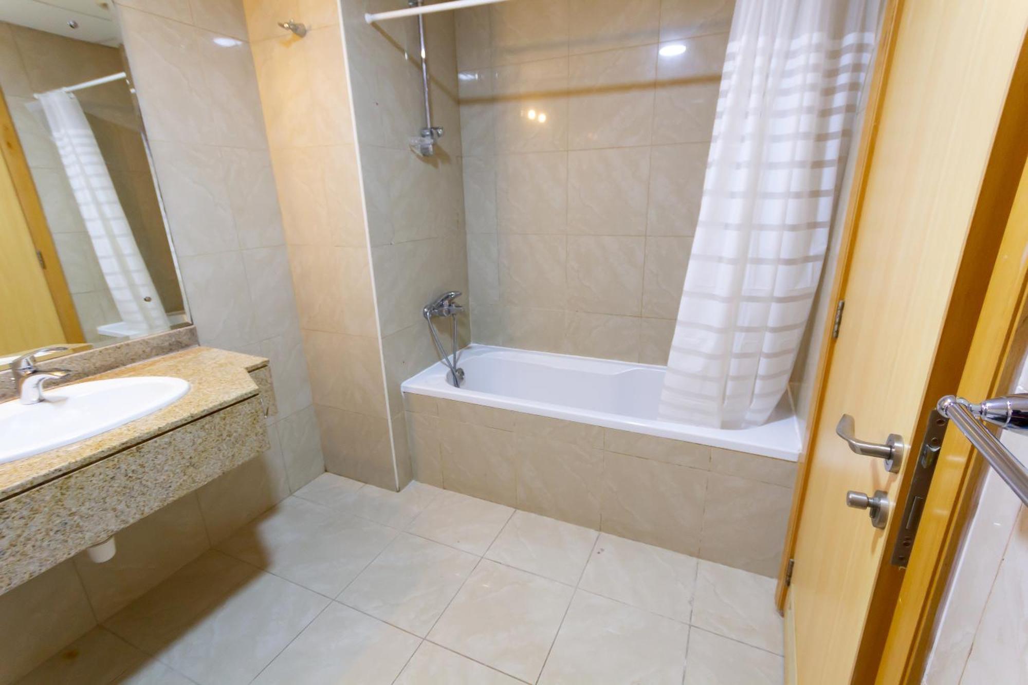 Big For ' Girls ' Only At Dubai, Marina Homestay *