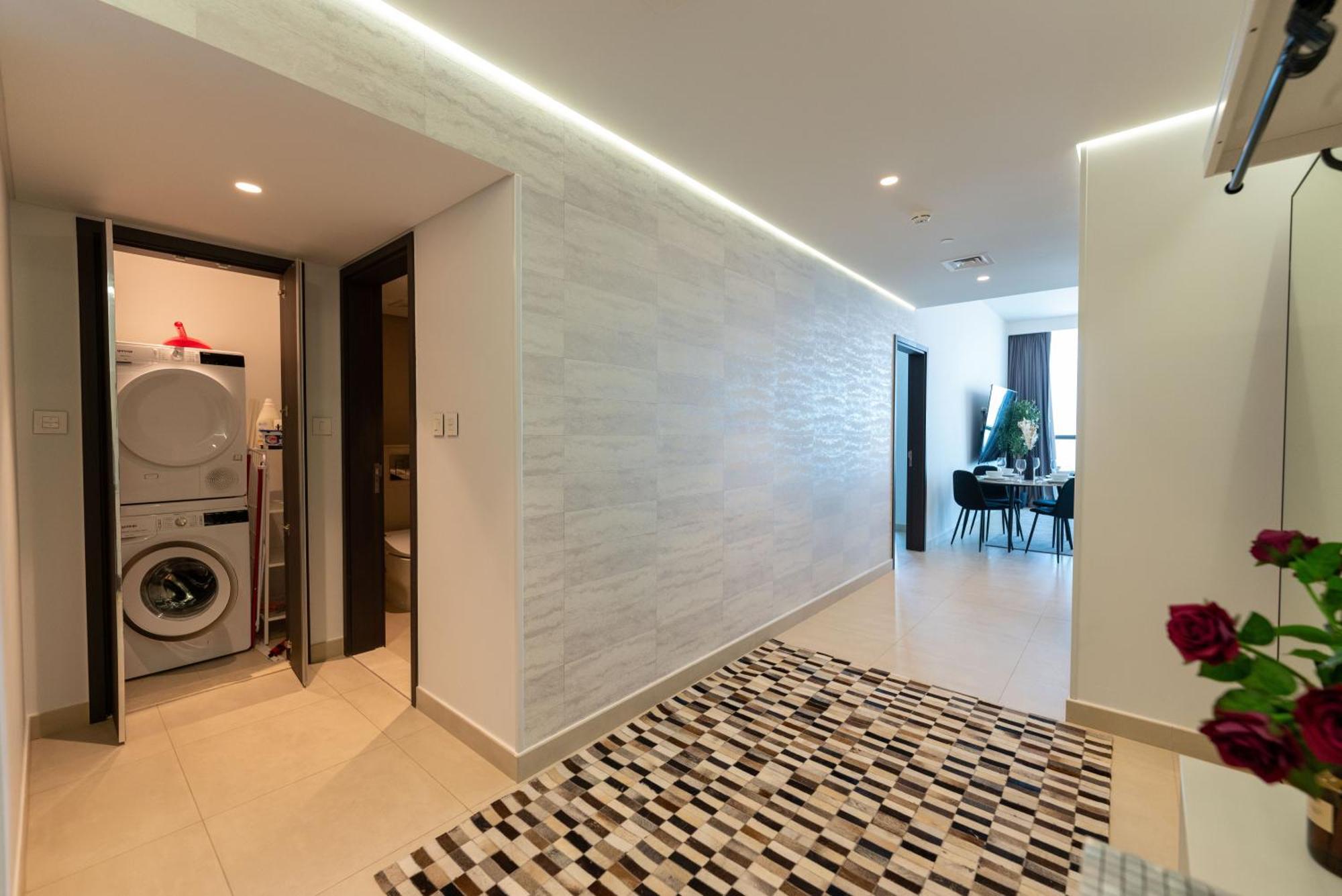 Skylight Two Bedroom Downton Views 1 Direct Access To Mall Apartment *