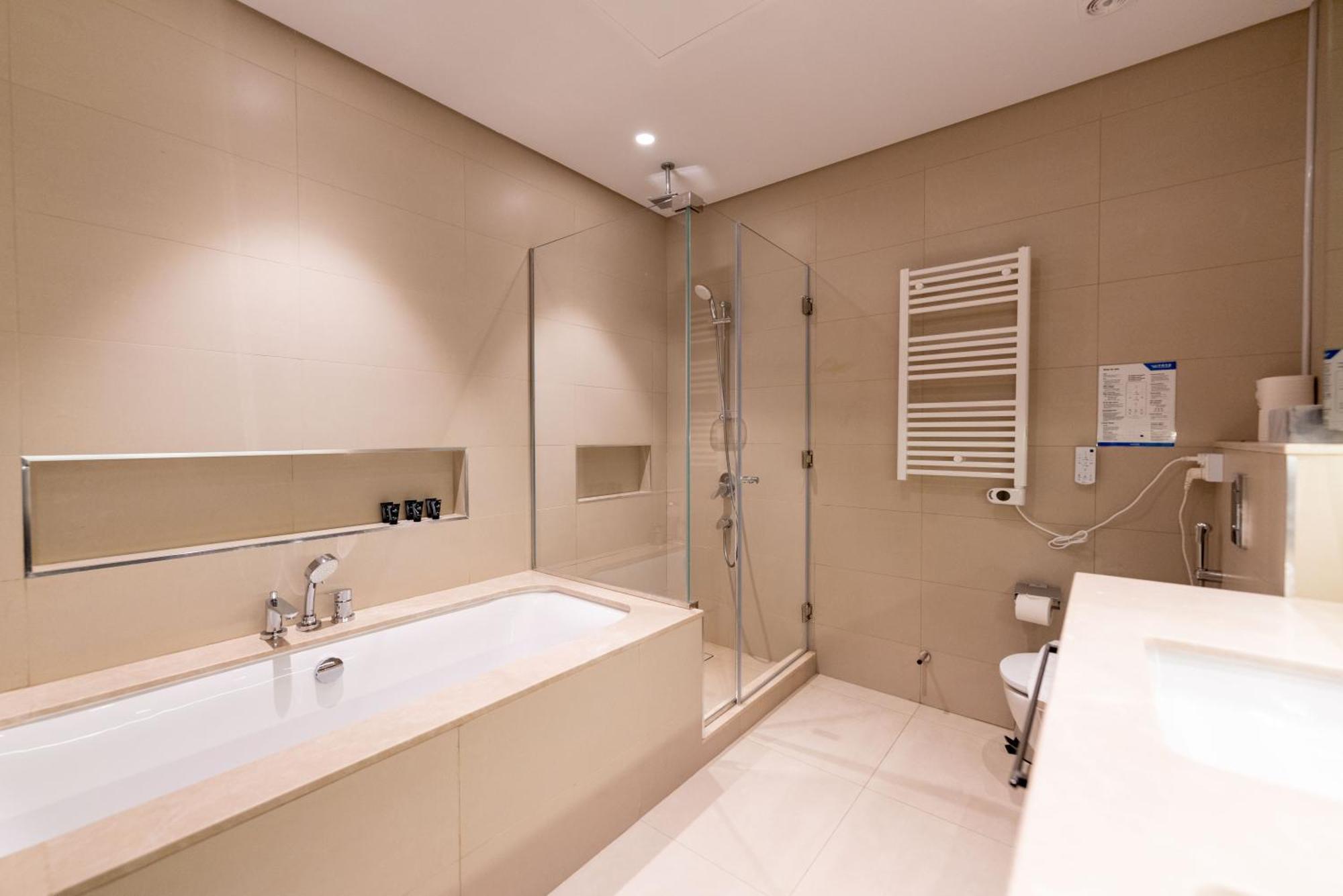 Skylight Two Bedroom Downton Views 1 Direct Access To Mall Dubai