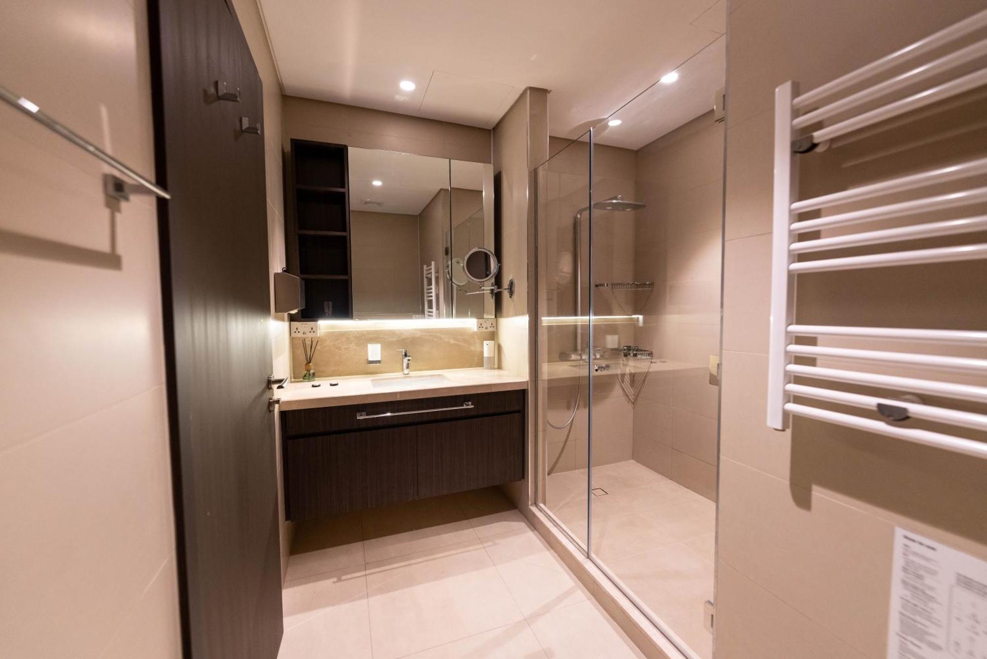 Skylight Two Bedroom Downton Views 1 Direct Access To Mall Apartment *