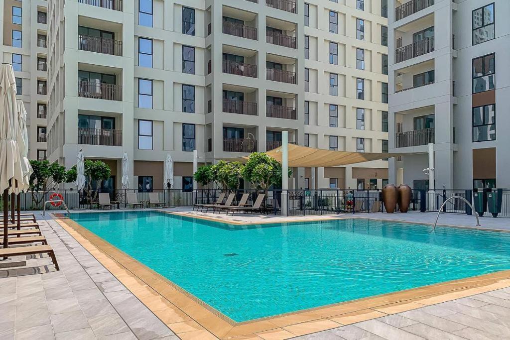 Creek Roomy 3br + Terrace Apartment Dubai