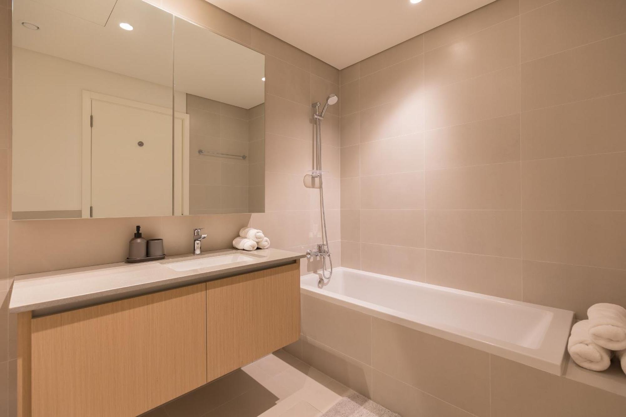 Creek Roomy 3br + Terrace Apartment *