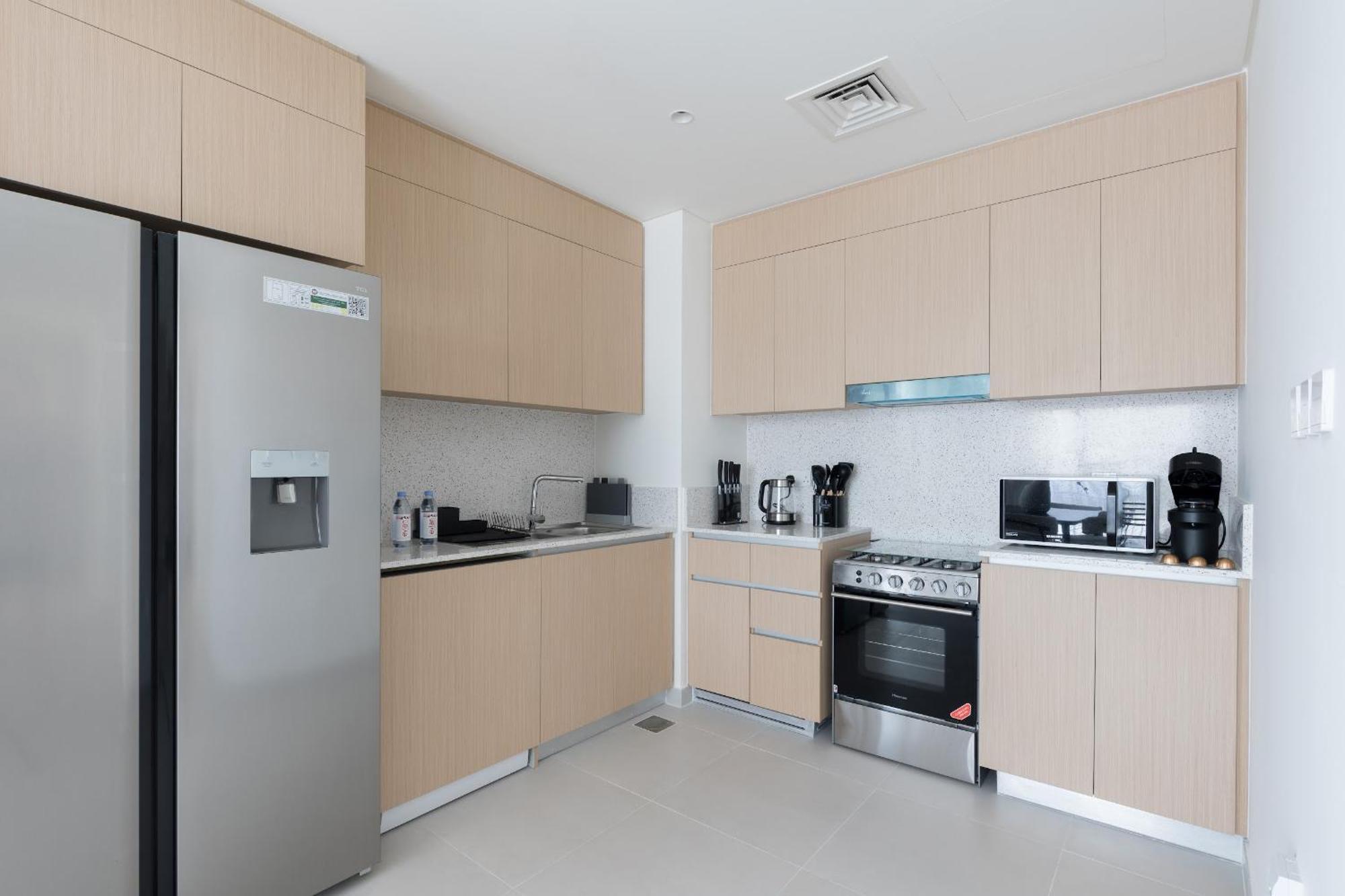 Creek Roomy 3br + Terrace Apartment Dubai