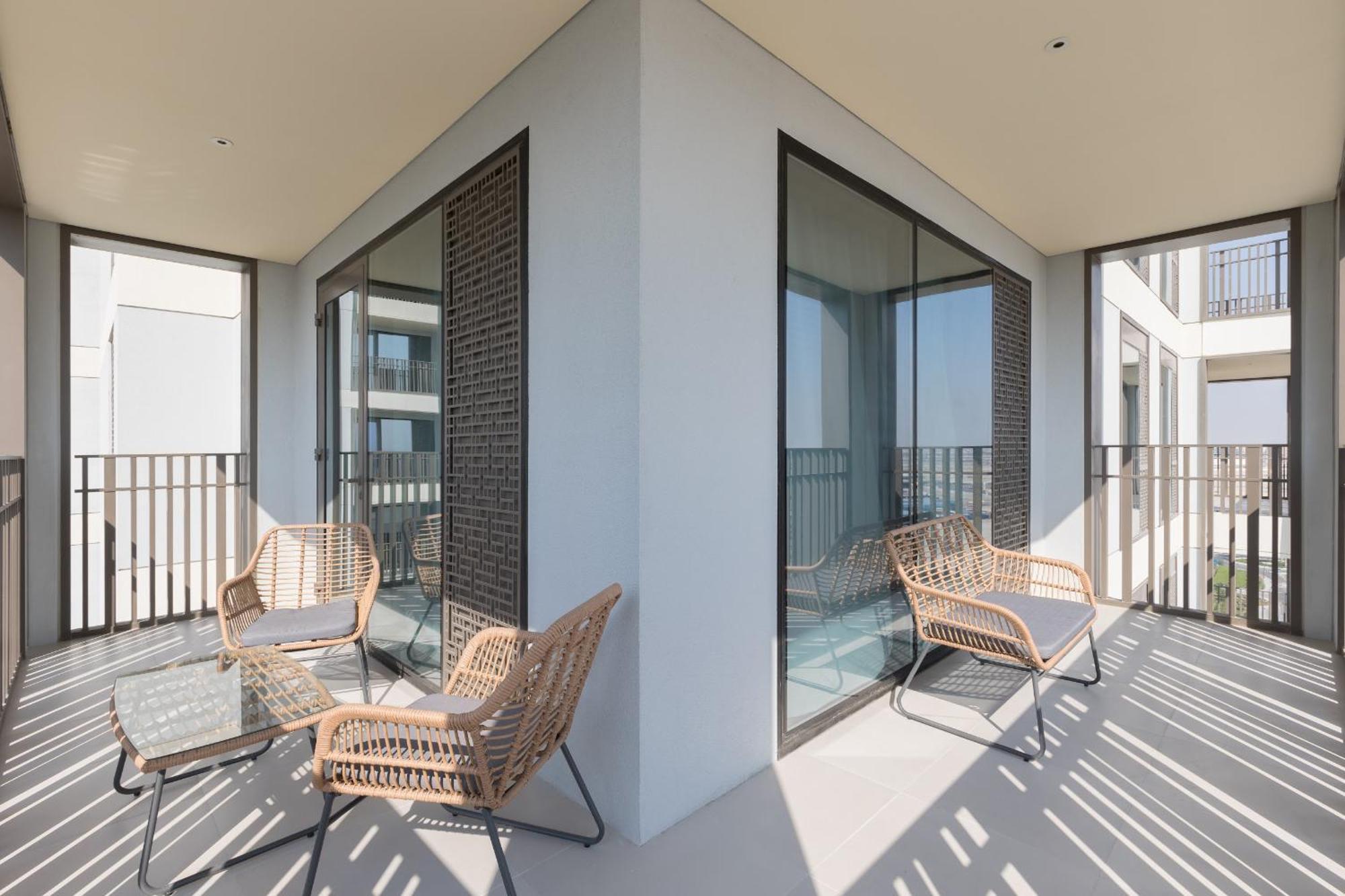 Creek Roomy 3br + Terrace Apartment Dubai