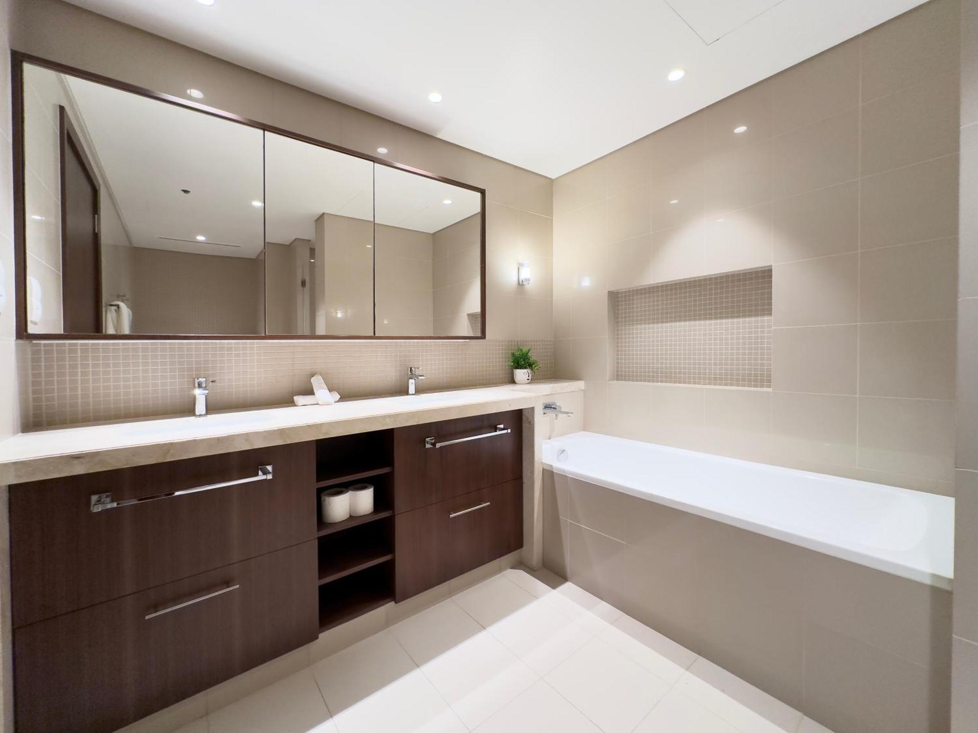 Apartment Durrani Homes - Lux 2br With Direct Bridge Access To Mall