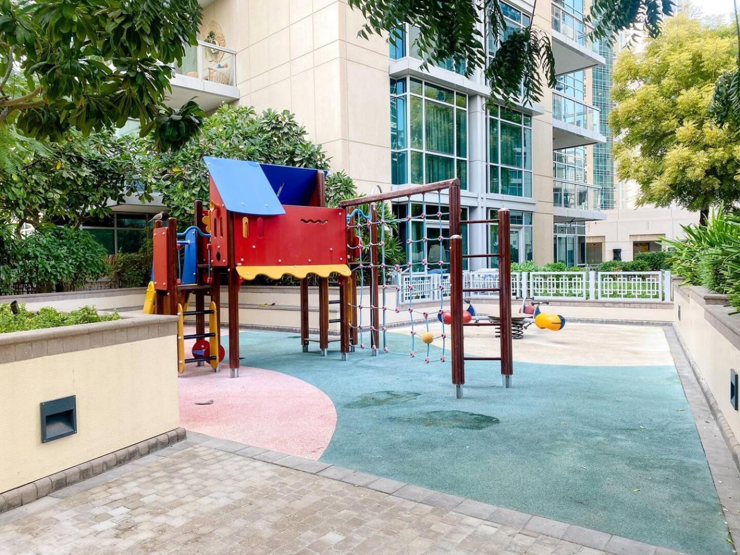 Superb 1-bedroom With Full Burj Khalifa View - 5-min Walk To Mall Apartment
