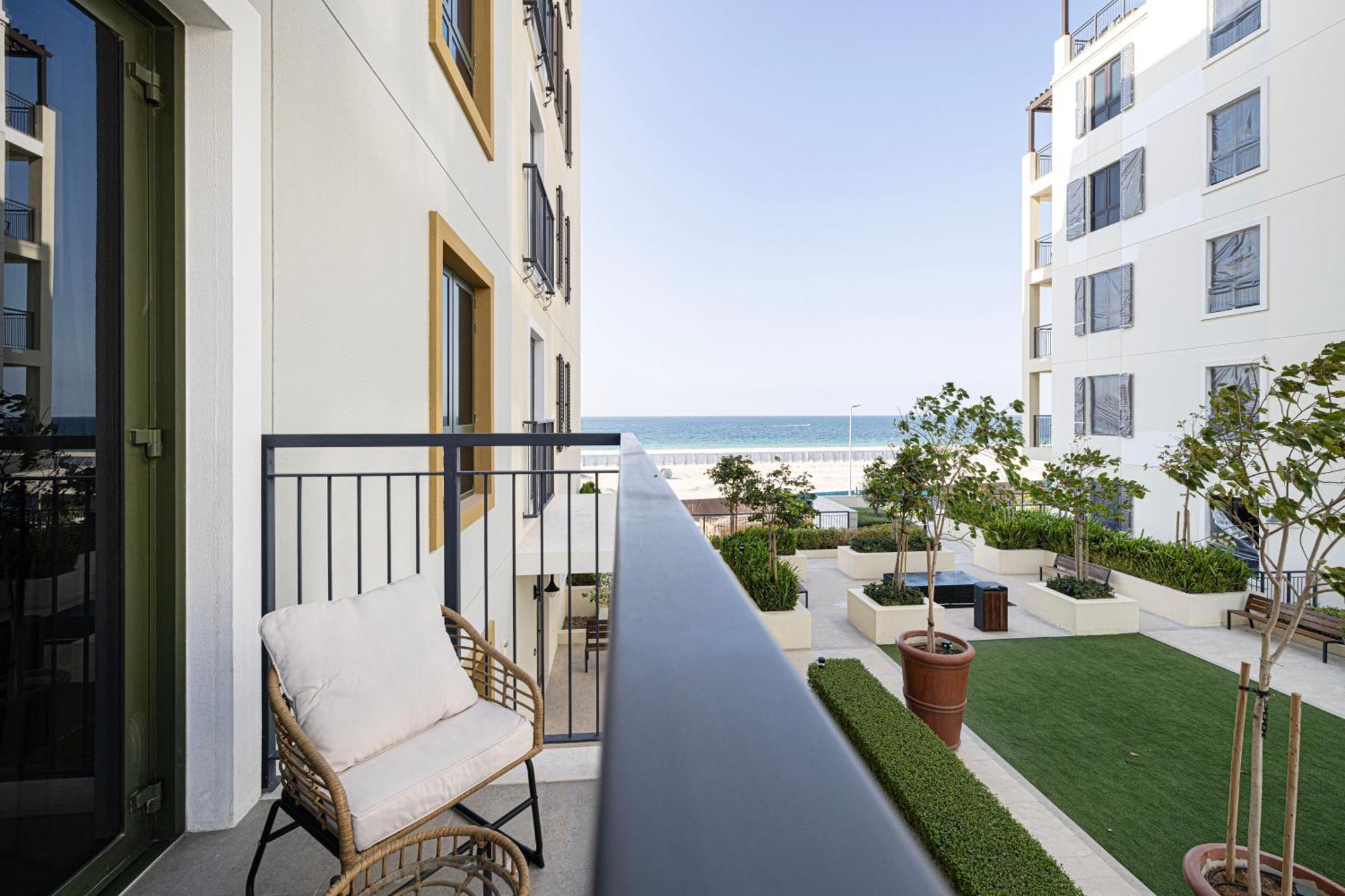 Magnificent Beachfront 1br With Private Access Apartment *