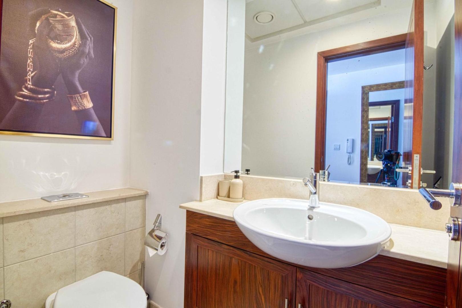Superb 1-bedroom With Full Burj Khalifa View - 5-min Walk To Mall Apartment *