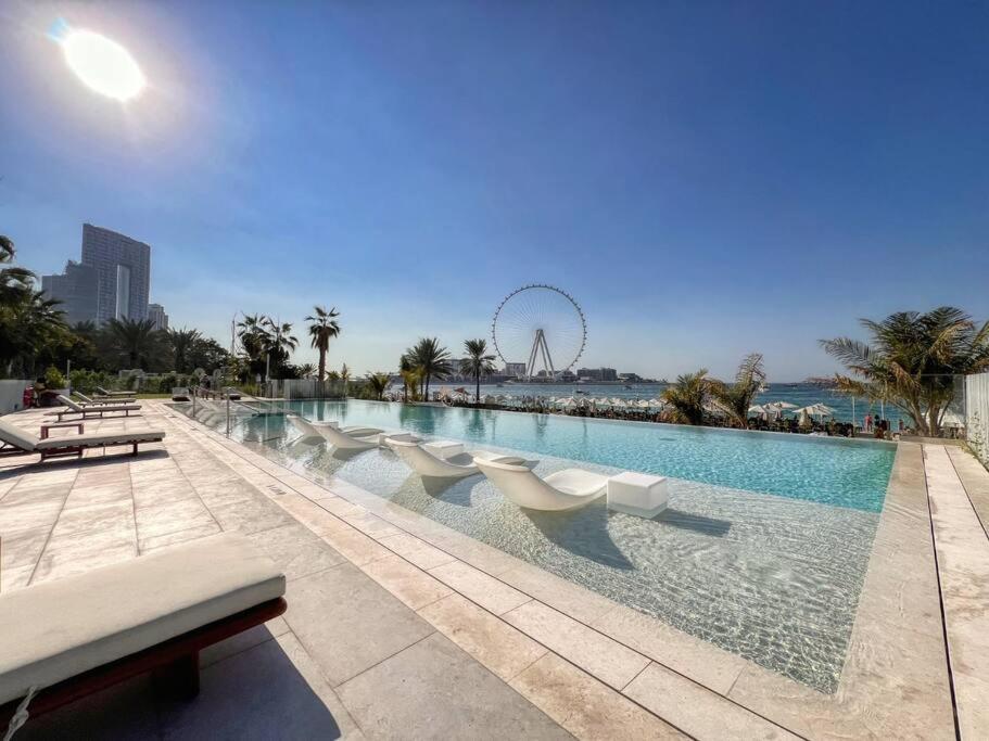 Delightful 1br In Jbr With Access *