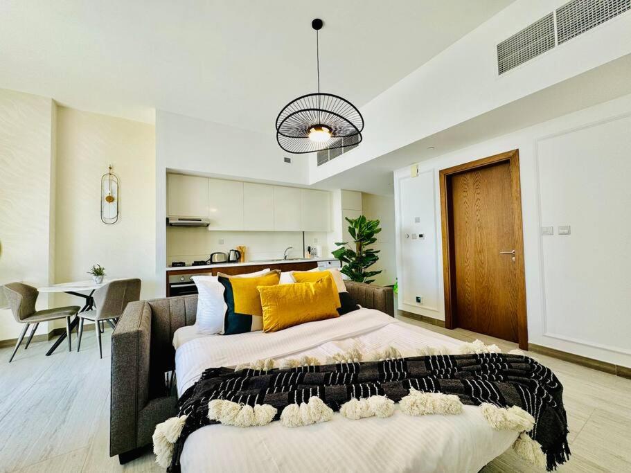 Apartment Chic Hameni Tower, Jvc Bright With Pool View *