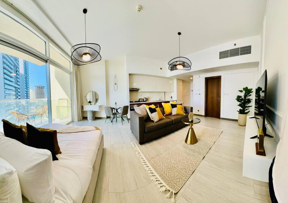 Apartment Chic Hameni Tower, Jvc Bright With Pool View