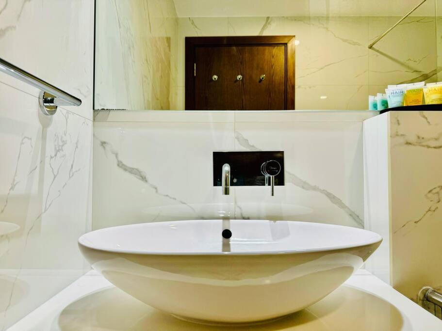 Apartment Chic Hameni Tower, Jvc Bright With Pool View