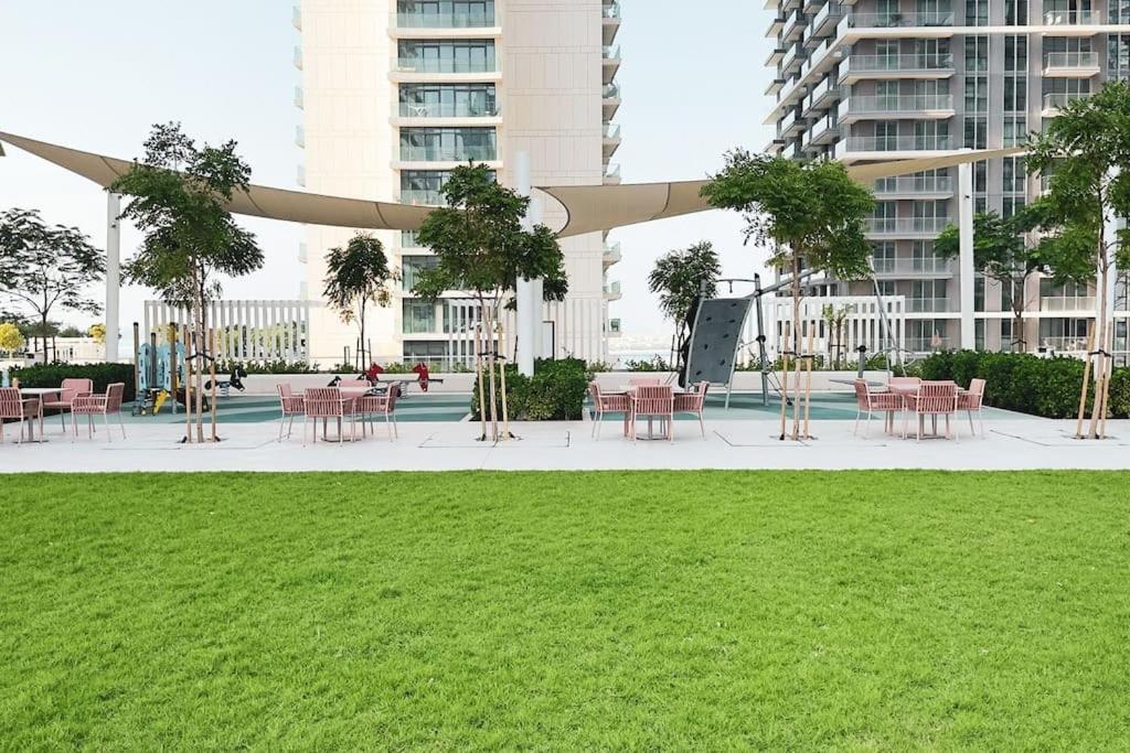 Beachfront Bliss - With Pool And Premium Amenities By Aya Boutique Dubai