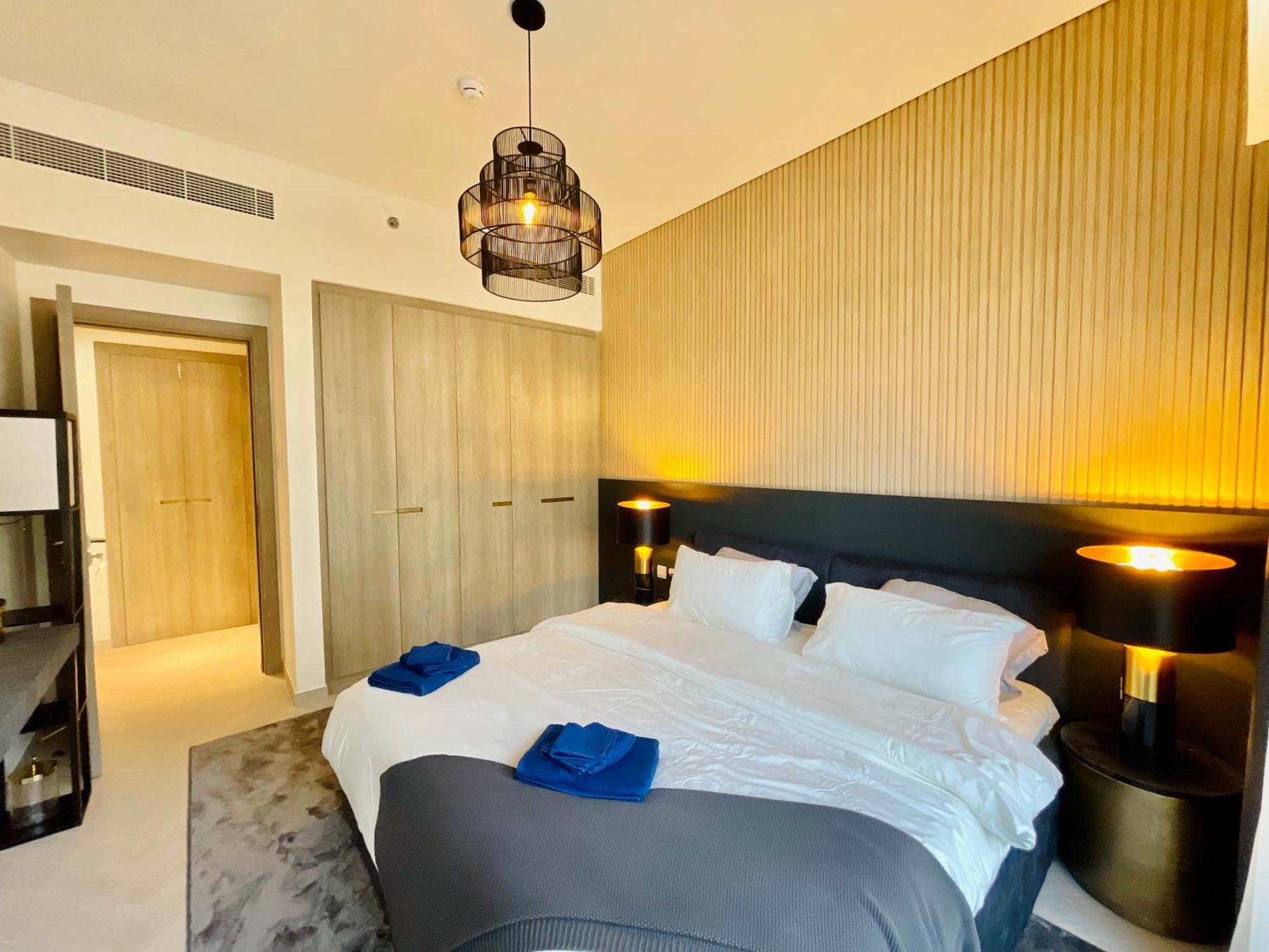 Luxury 1 Bedroom *
