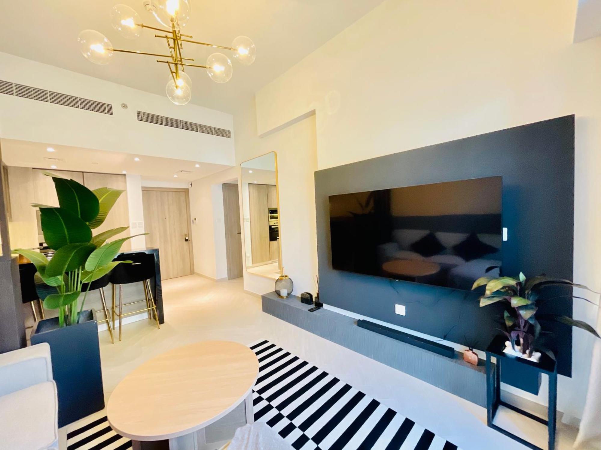 Luxury 1 Bedroom *