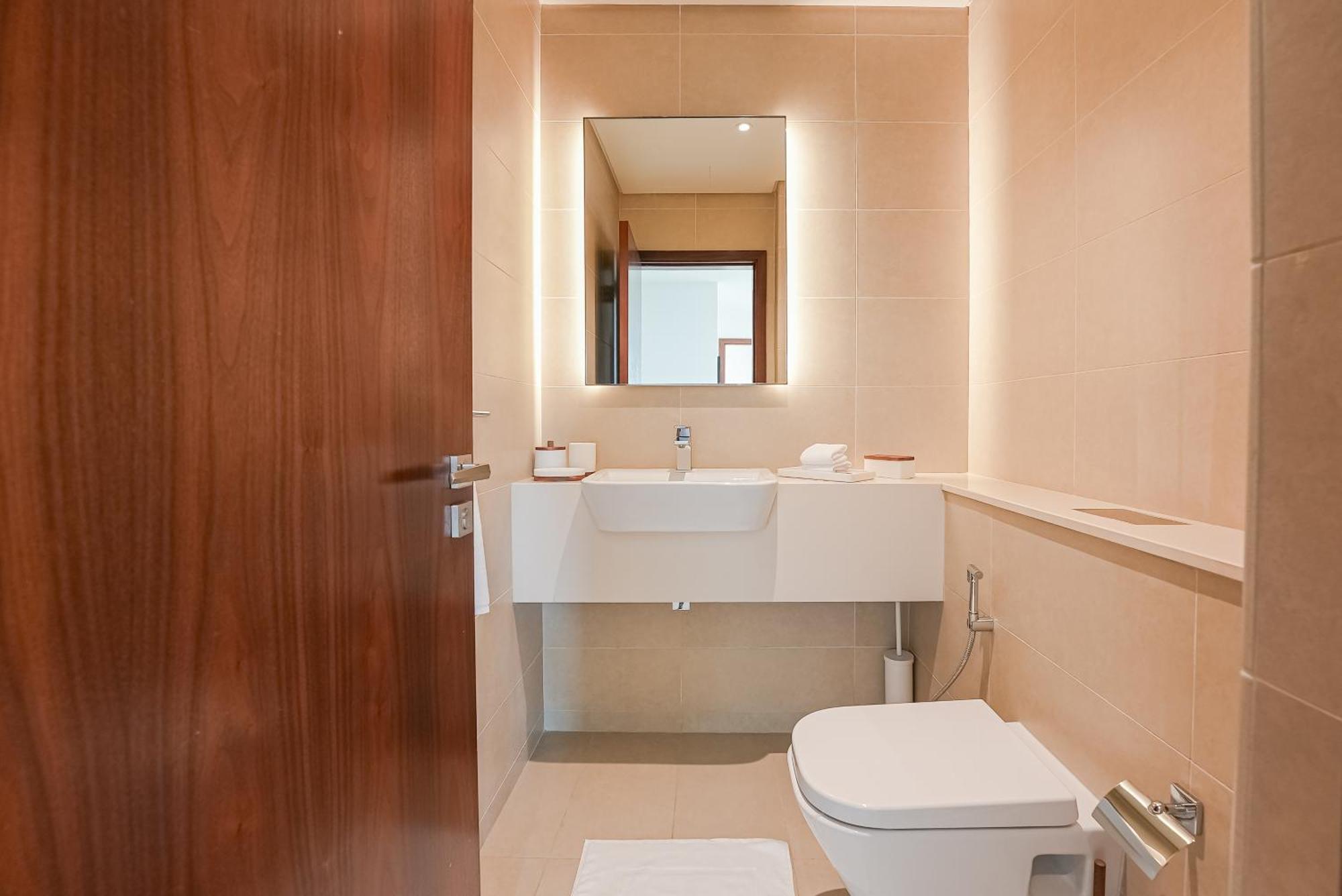 Luxe Living: Spacious Waterfront 2br In Marina Gate * Dubai