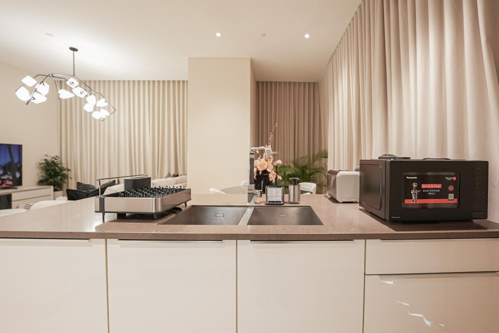 Luxe Living: Spacious Waterfront 2br In Marina Gate Dubai