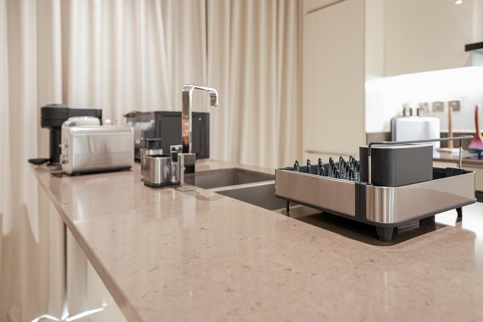 Luxe Living: Spacious Waterfront 2br In Marina Gate