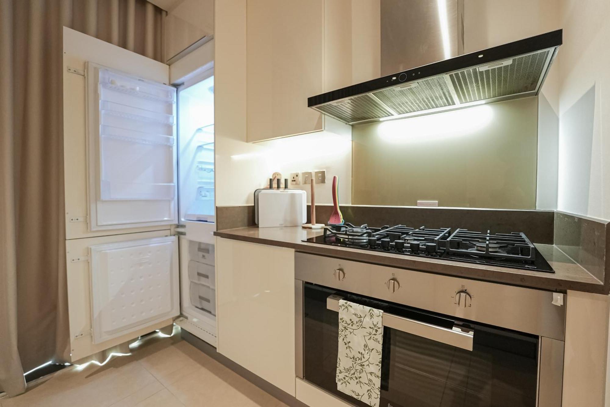 Luxe Living: Spacious Waterfront 2br In Marina Gate Daire *