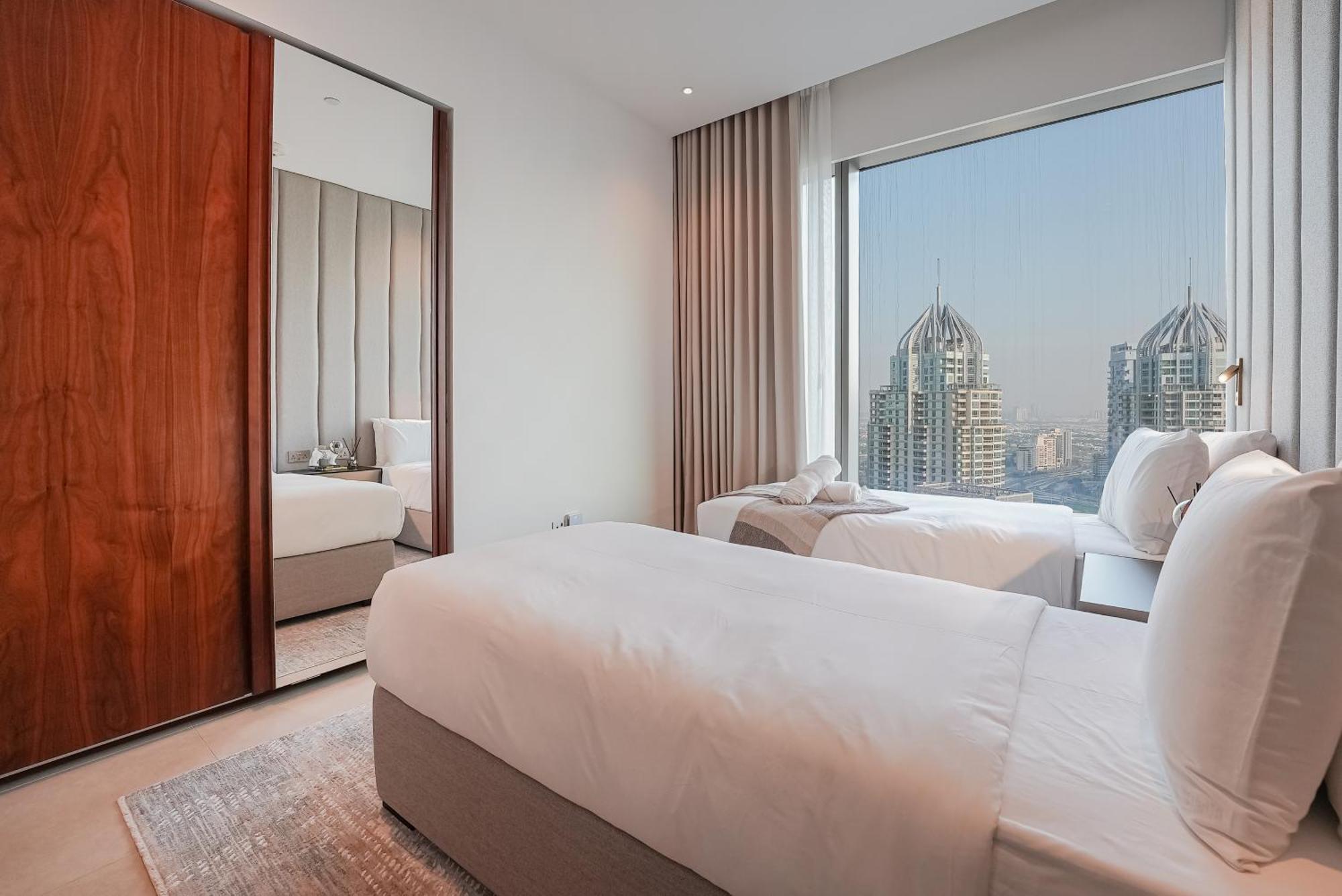 Luxe Living: Spacious Waterfront 2br In Marina Gate Dubai