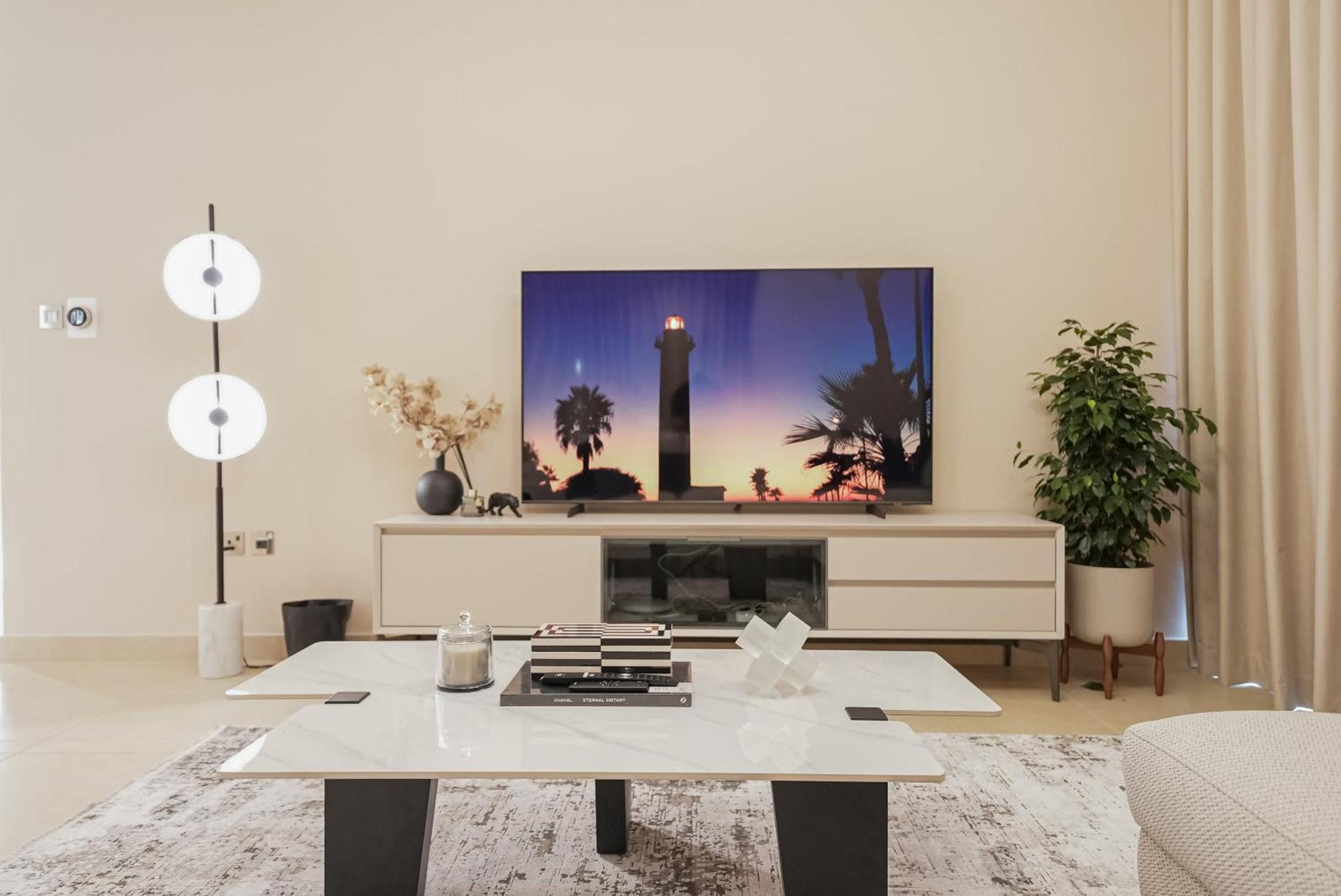 Luxe Living: Spacious Waterfront 2br In Marina Gate Daire