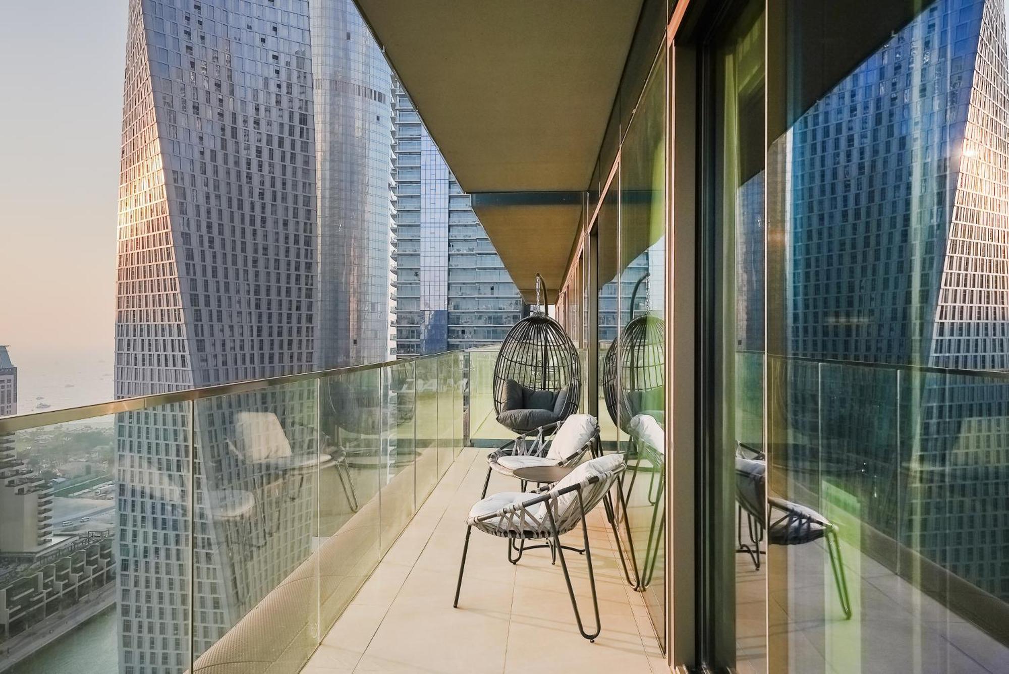 Luxe Living: Spacious Waterfront 2br In Marina Gate Dubai