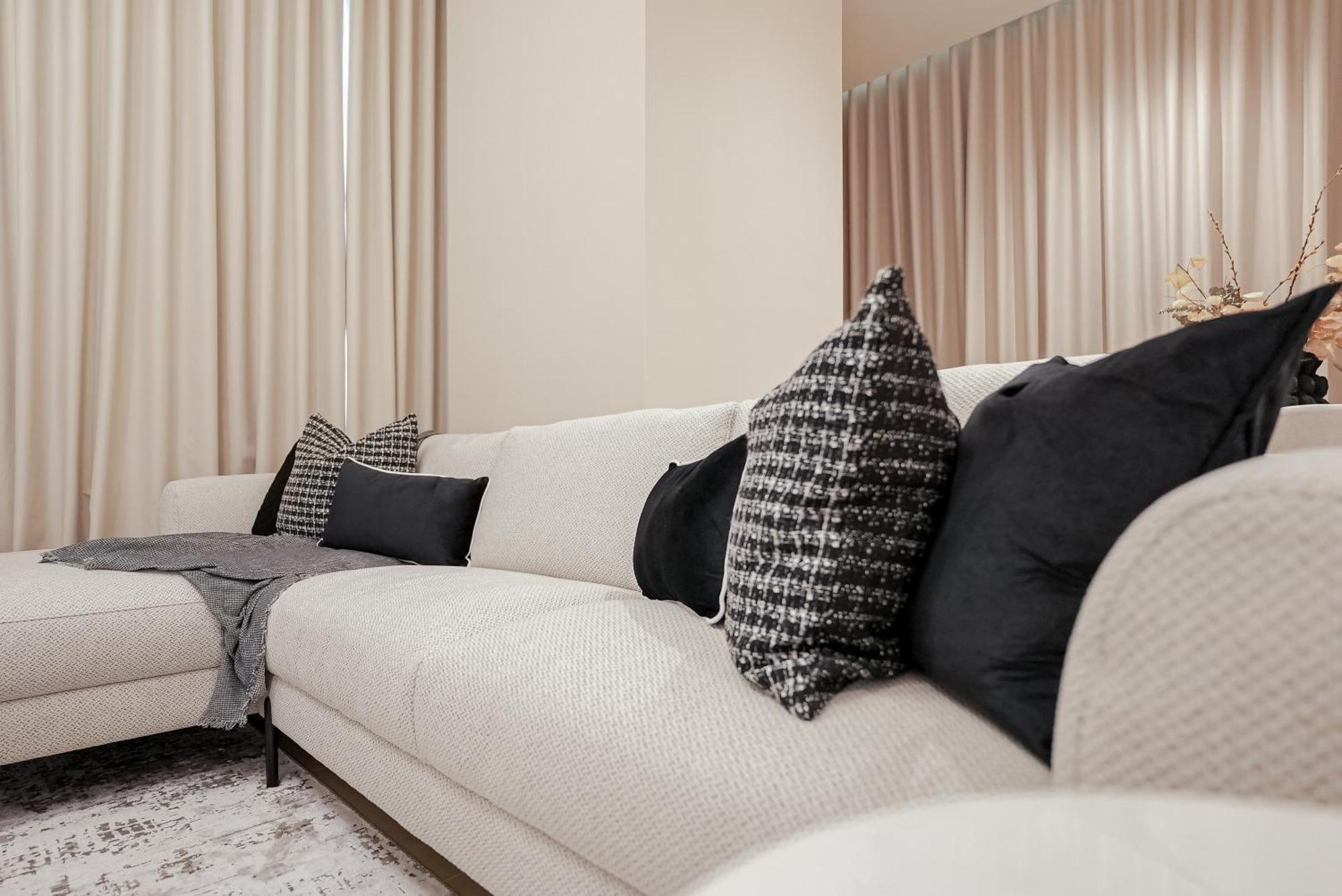 Luxe Living: Spacious Waterfront 2br In Marina Gate * Dubai