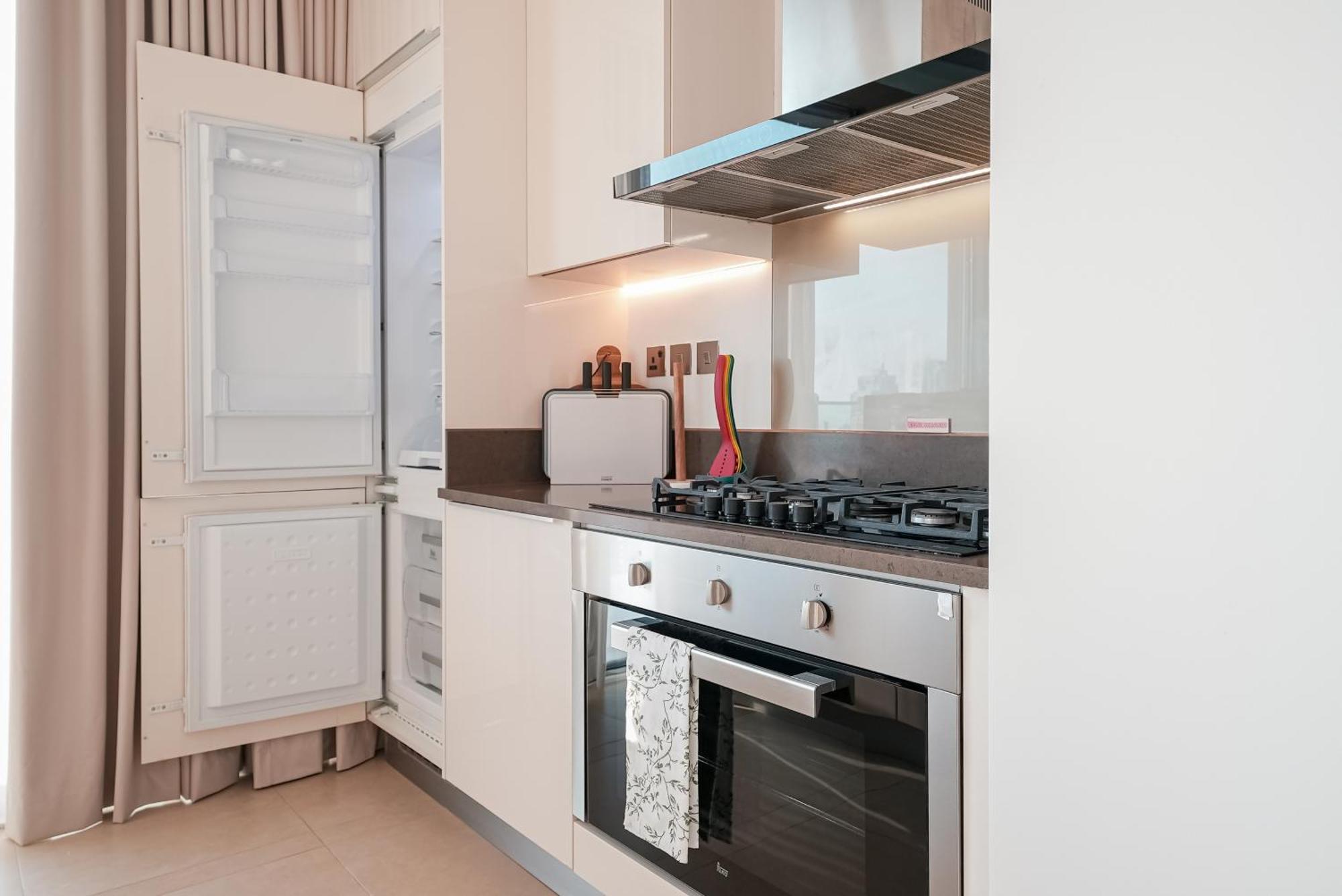Luxe Living: Spacious Waterfront 2br In Marina Gate
