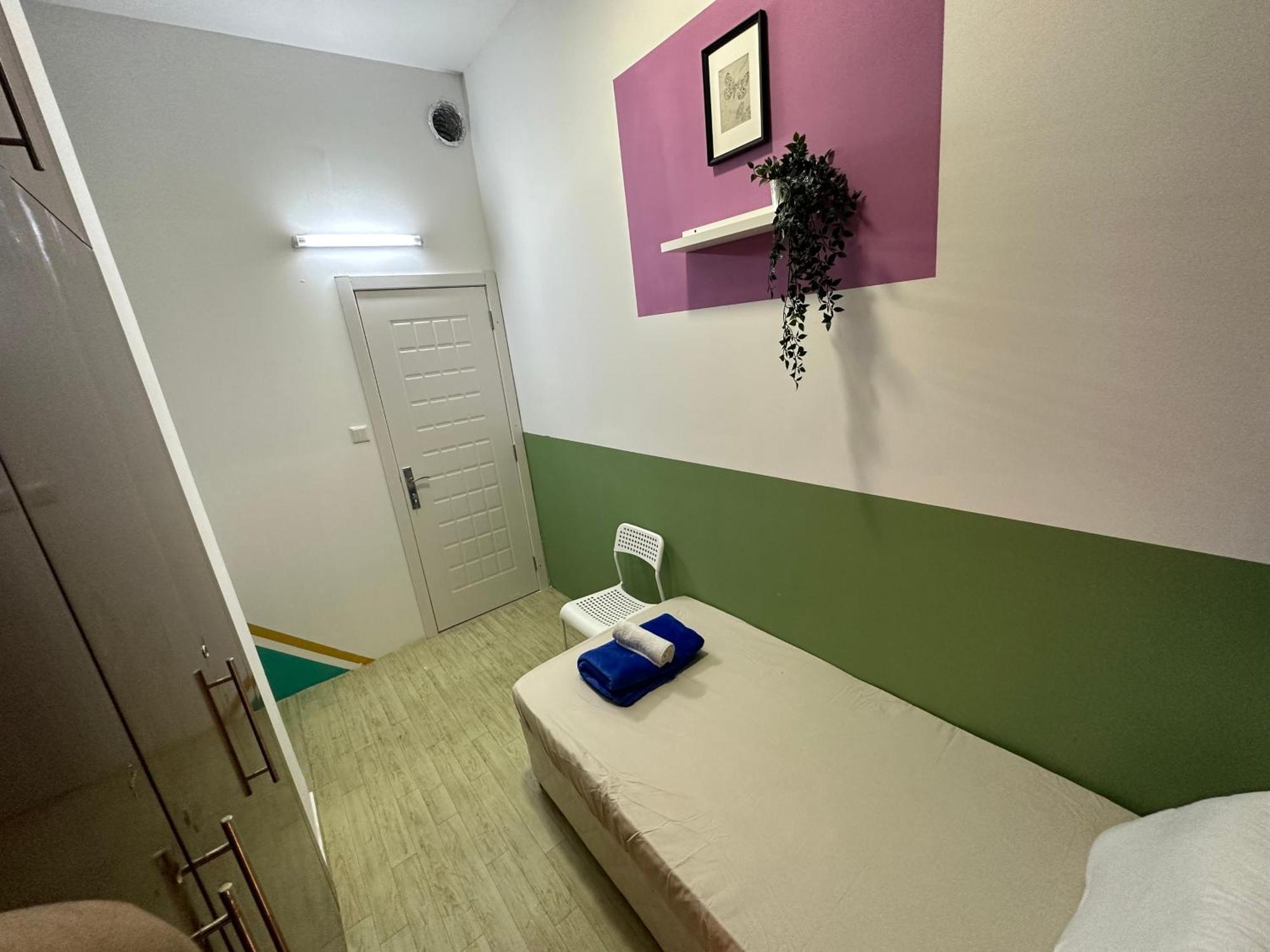 Hospedagem domiciliar Spacious Mini Partition Near Emirates Mall *