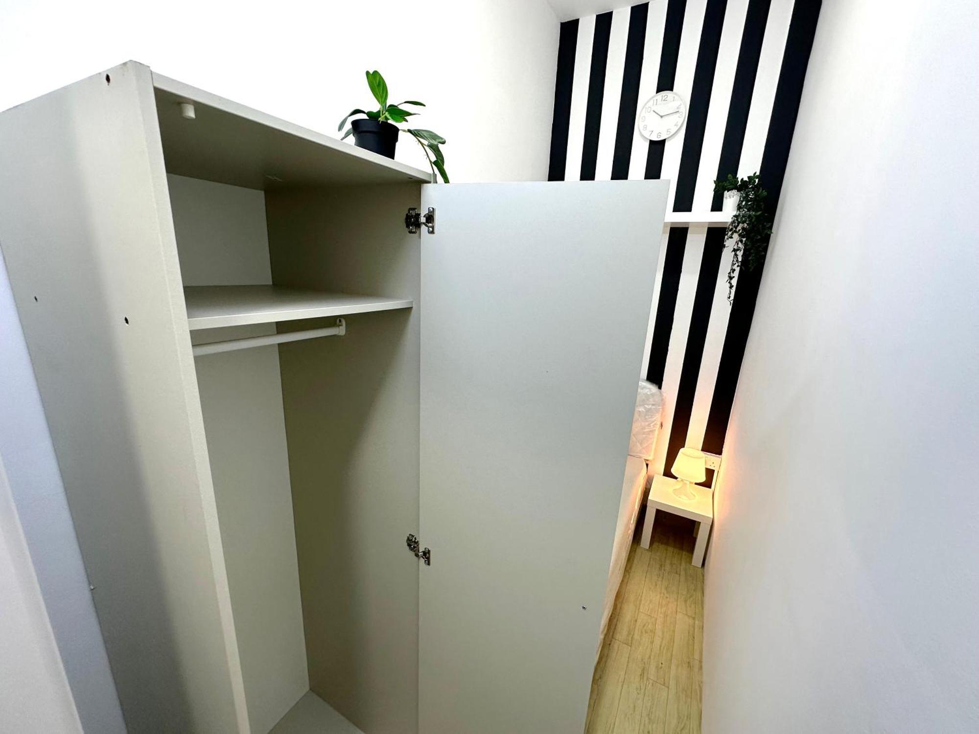 Striped Partition In Barsha 1 Near Mall Of The Emirates Pansiyon