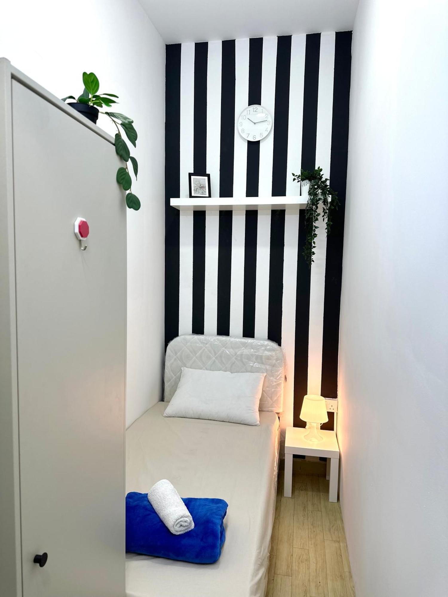 Pansiyon Striped Partition In Barsha 1 Near Mall Of The Emirates