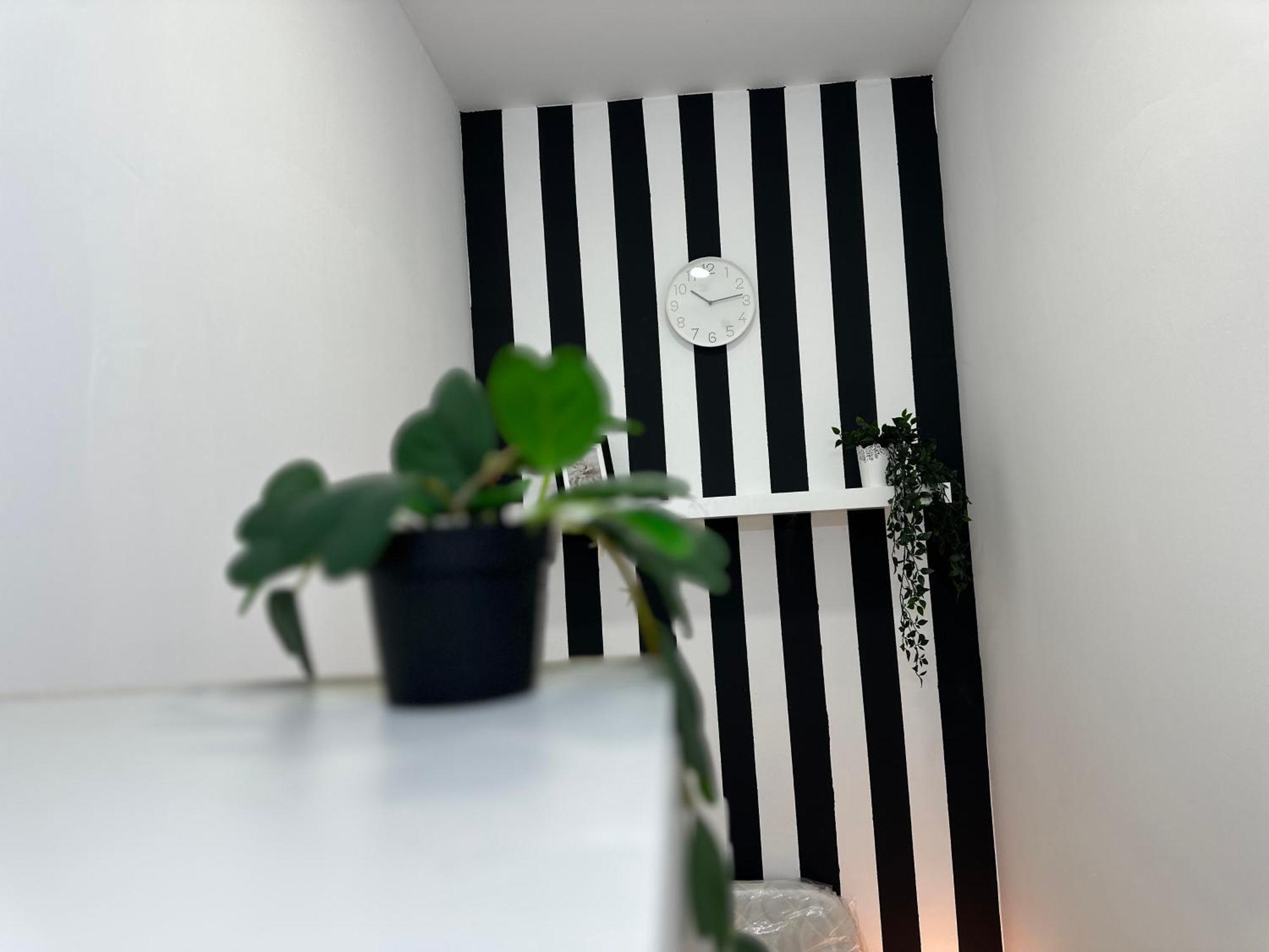 Striped Partition In Barsha 1 Near Mall Of The Emirates Pansiyon