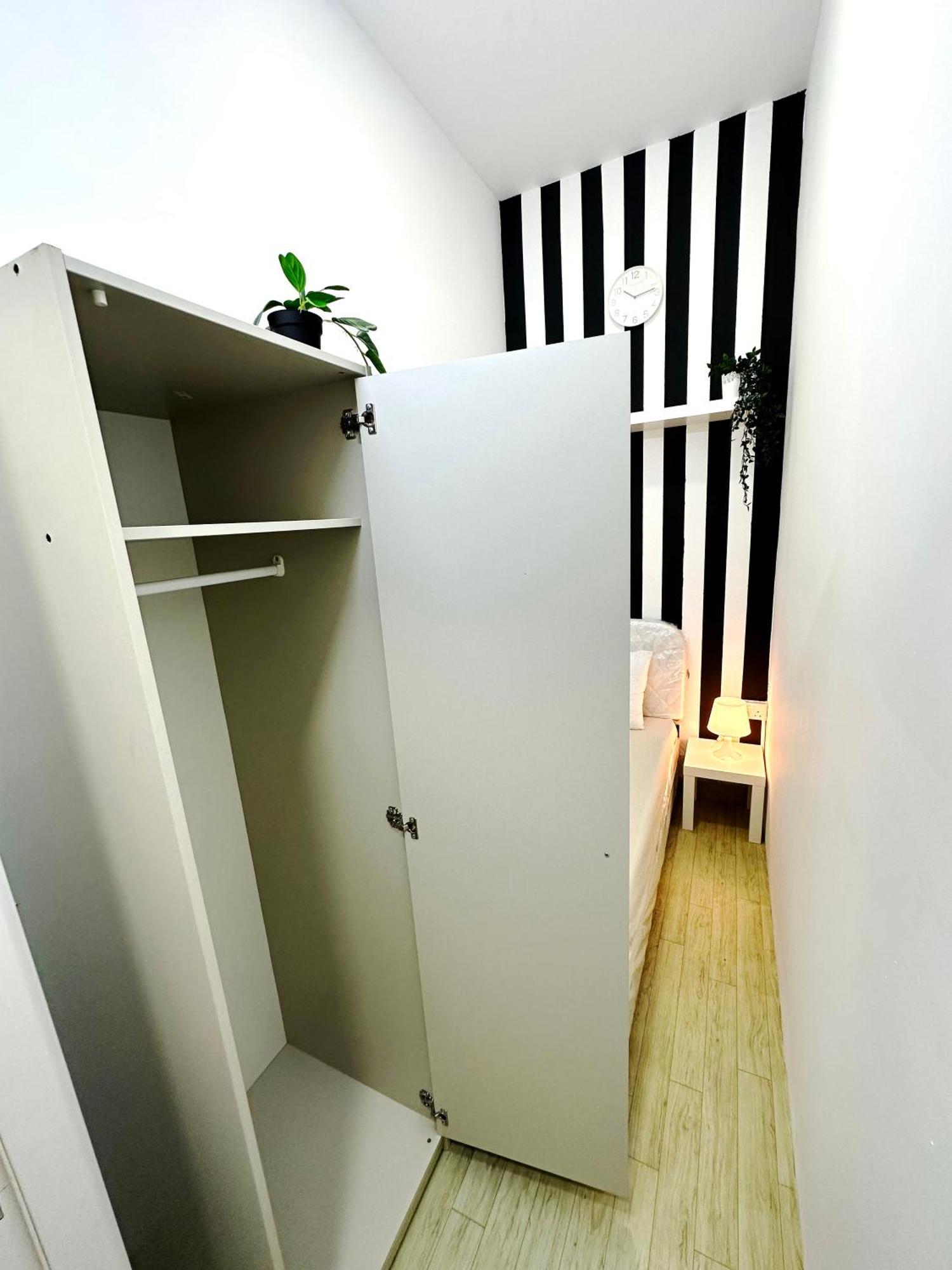 Pansiyon Striped Partition In Barsha 1 Near Mall Of The Emirates *
