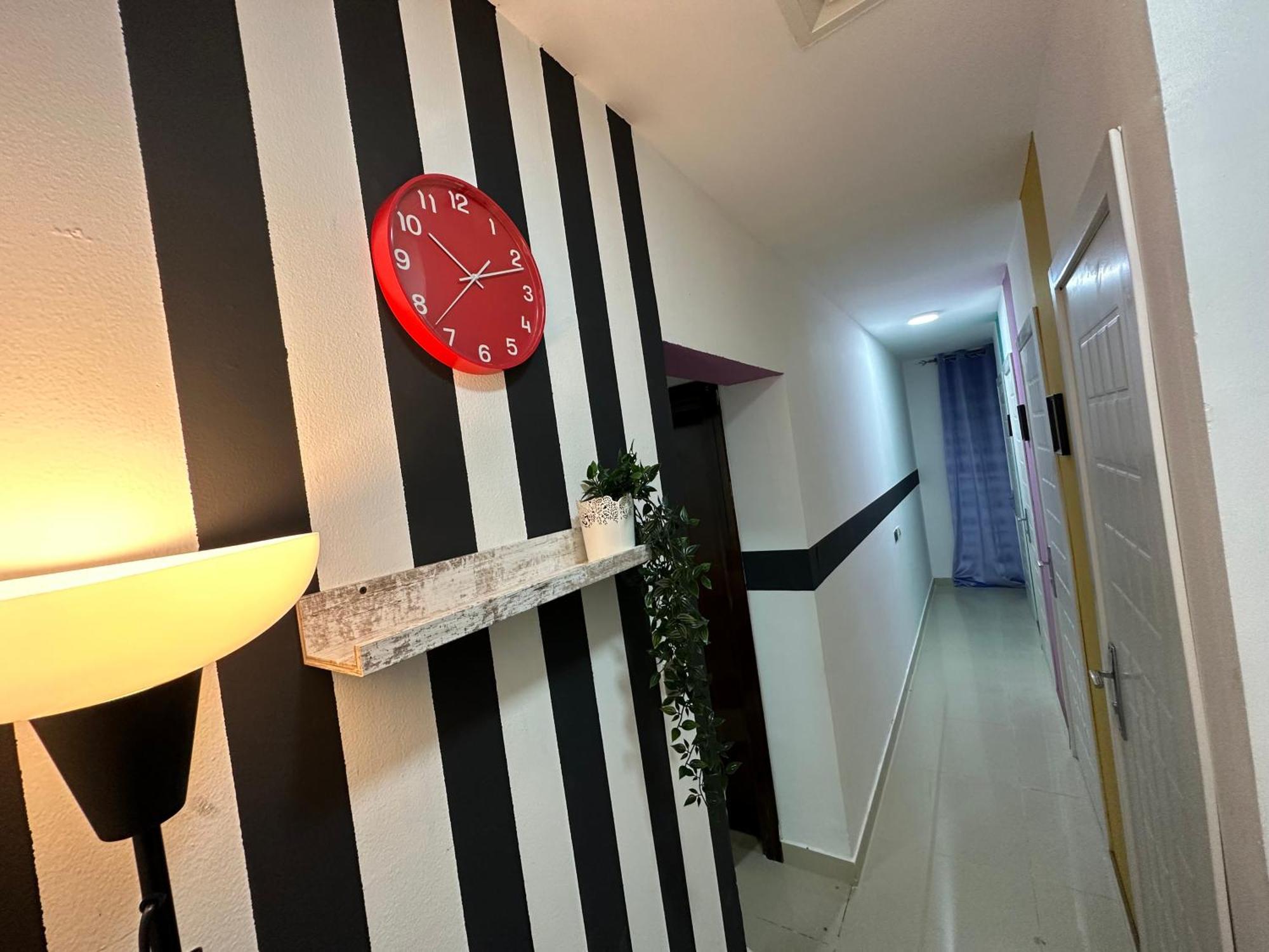 Striped Partition In Barsha 1 Near Mall Of The Emirates Pansiyon *