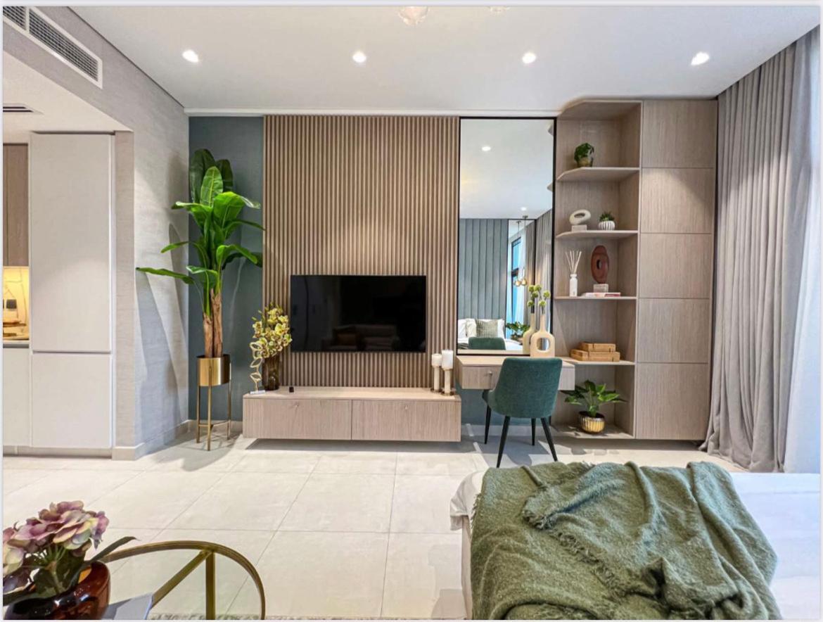 Daire Bright New With Pool & Gym Access, 5 Min From Gardens Metro *