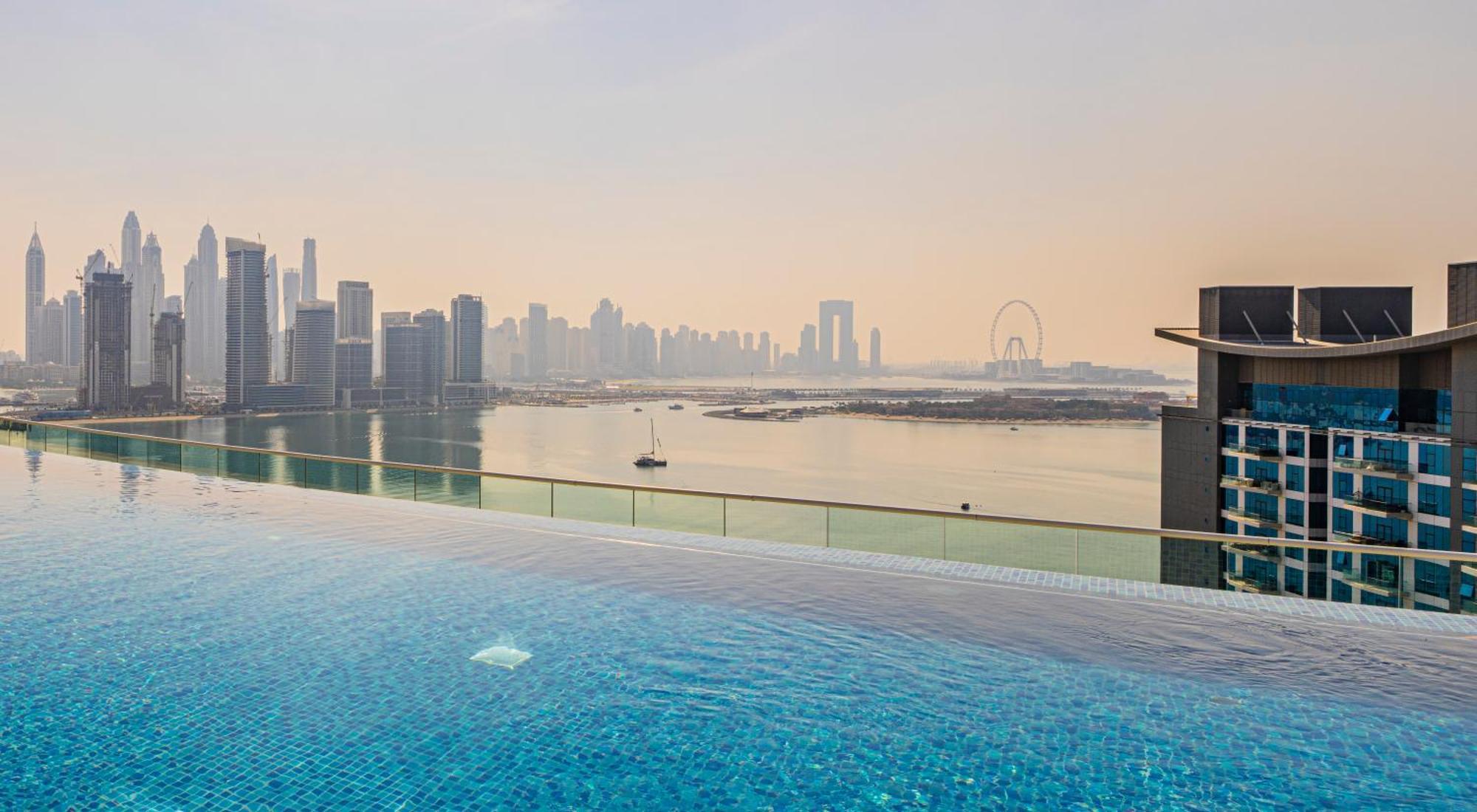 With Pool And Private Access On Palm Jumeirah Apartment Dubai