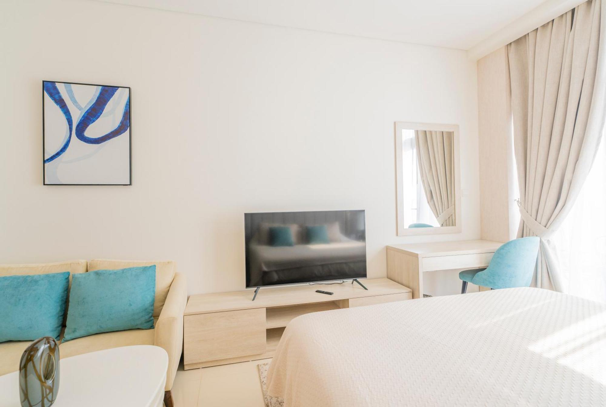 With Pool And Private Access On Palm Jumeirah Apartment Dubai