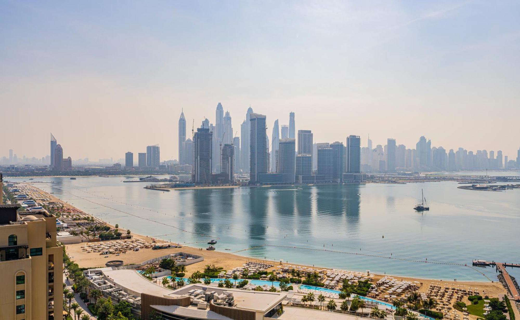 Apartment With Pool And Private Access On Palm Jumeirah Dubai