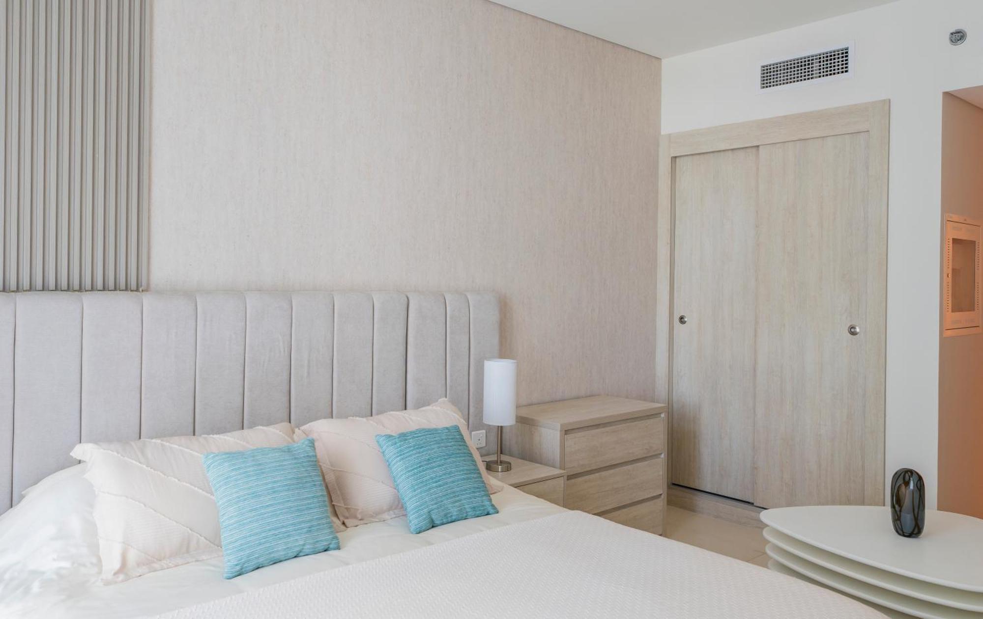 With Pool And Private Access On Palm Jumeirah Apartment Dubai