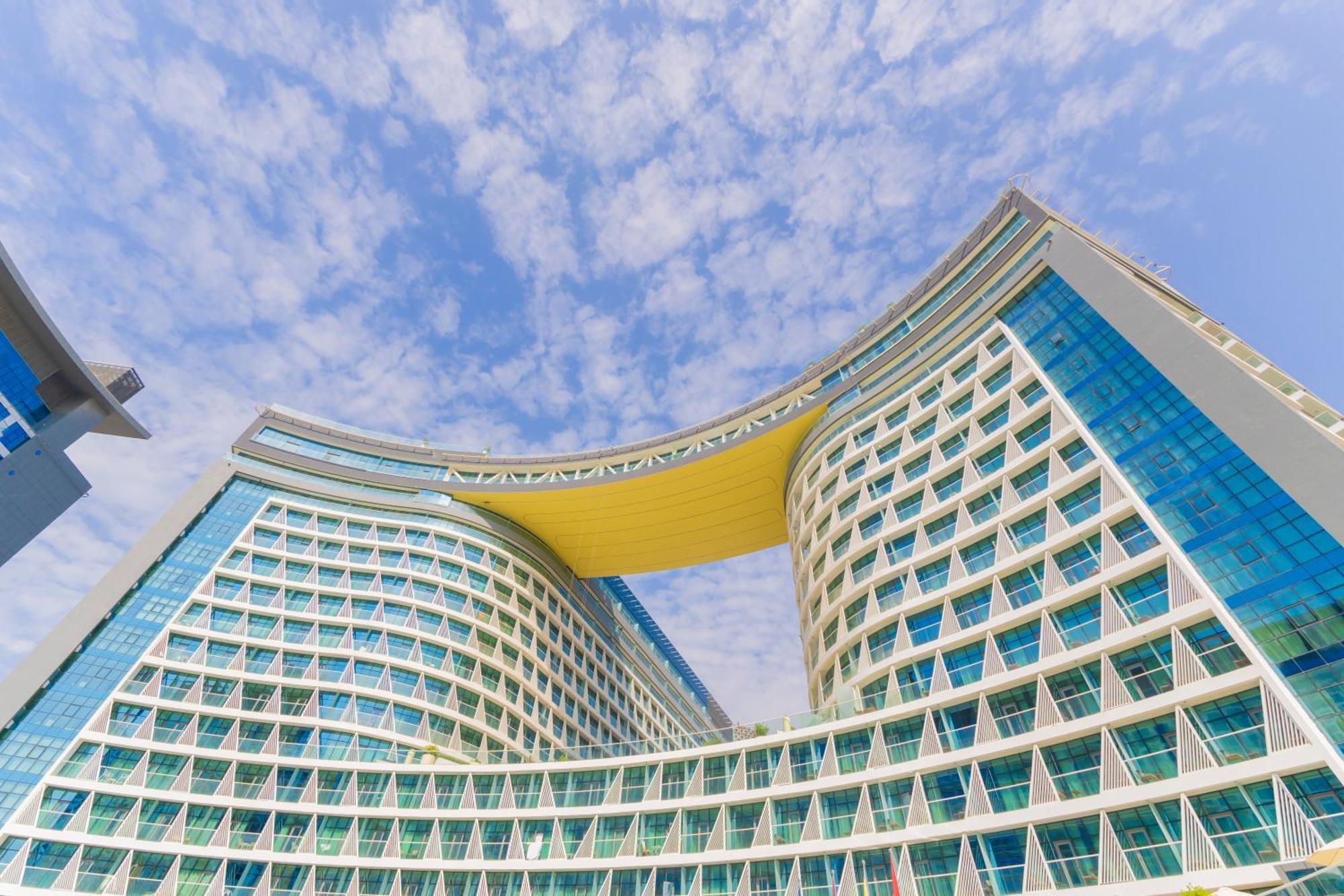 With Pool And Private Access On Palm Jumeirah Apartment Dubai