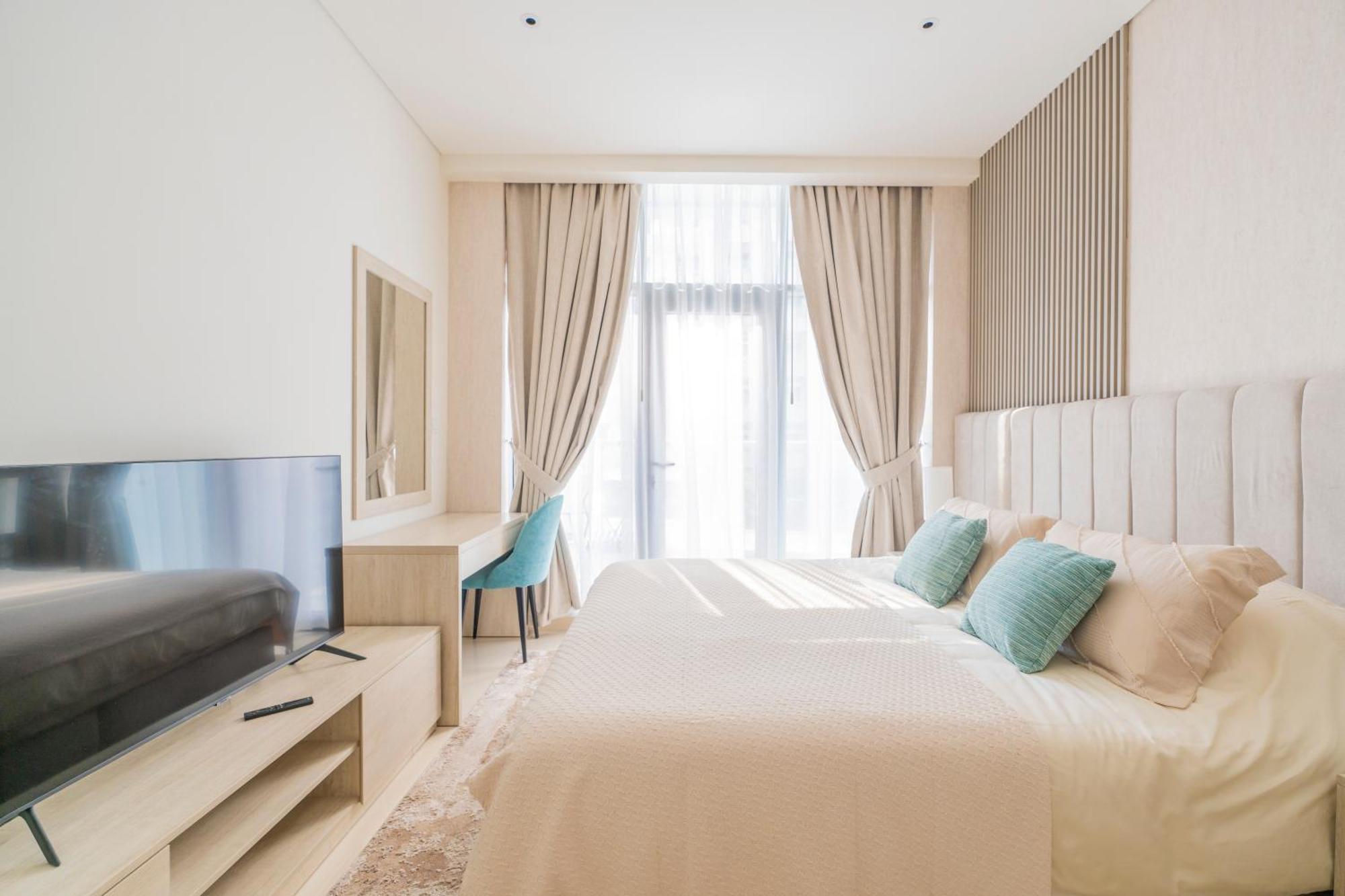 With Pool And Private Access On Palm Jumeirah Apartment *