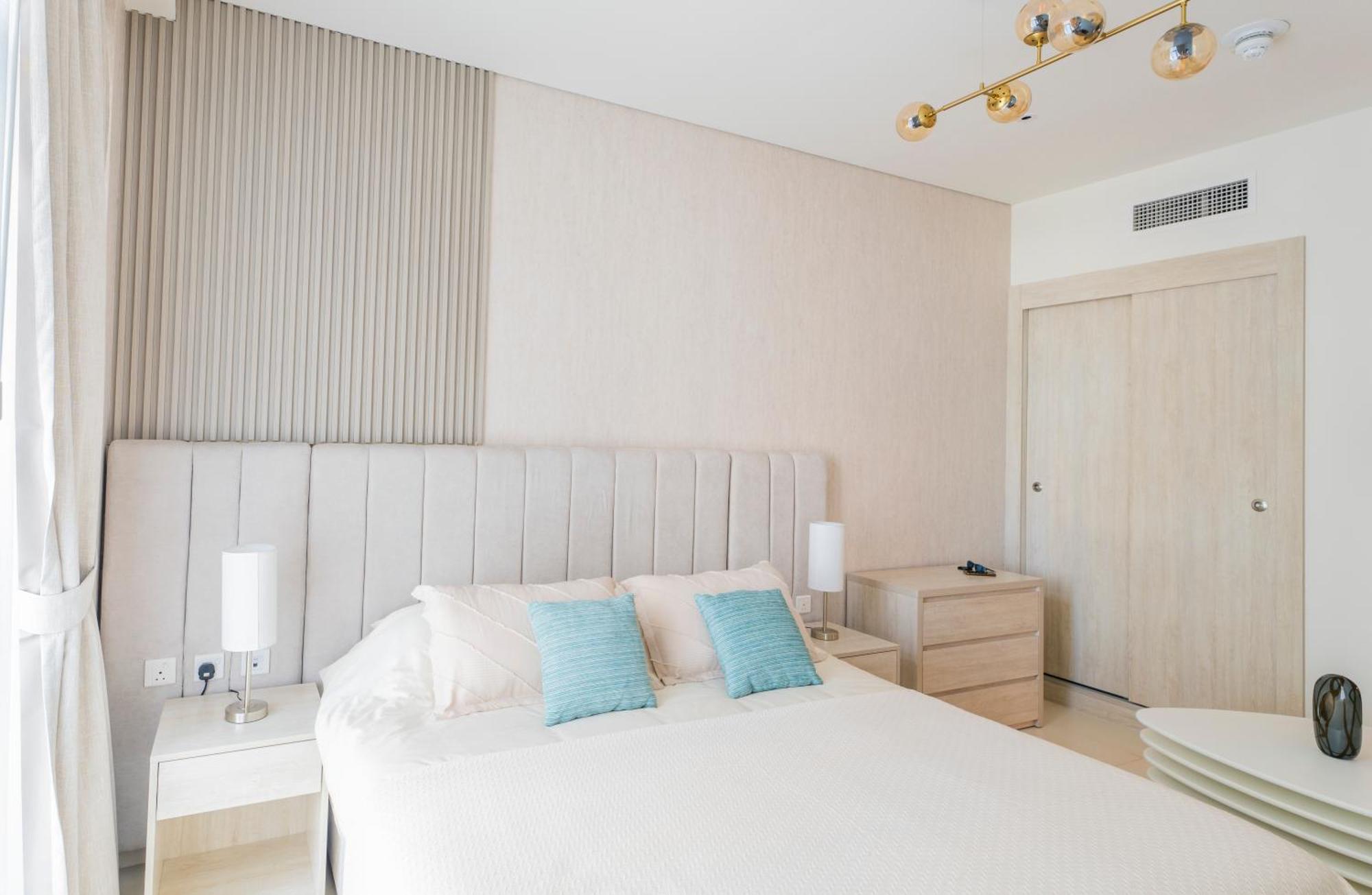 With Pool And Private Access On Palm Jumeirah Apartment Dubai