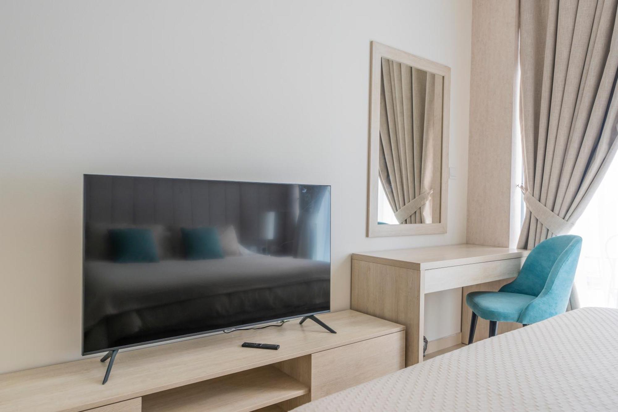 With Pool And Private Access On Palm Jumeirah Apartment Dubai