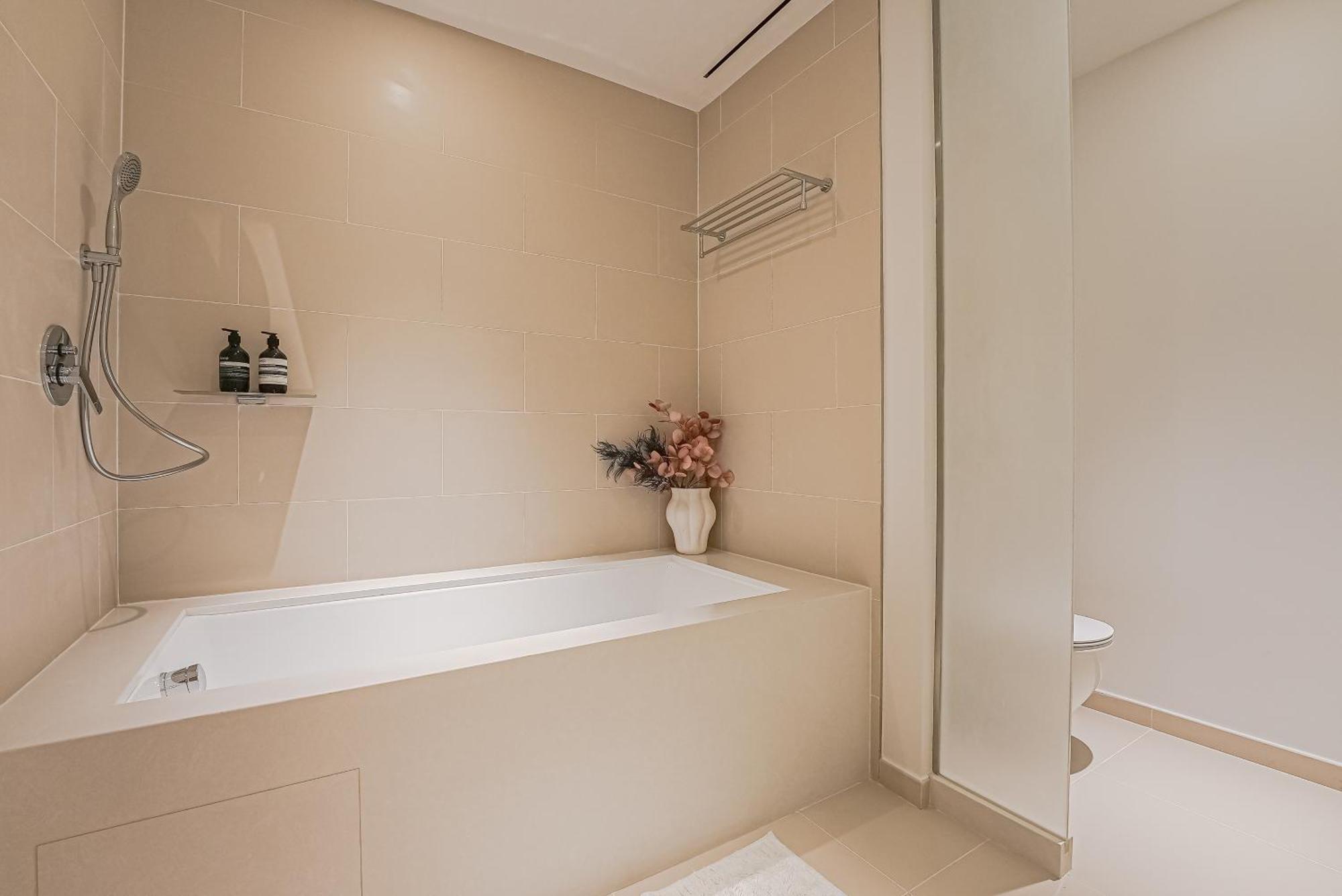 Modern 2br High Floor Haven In Vida Marina Apartamento